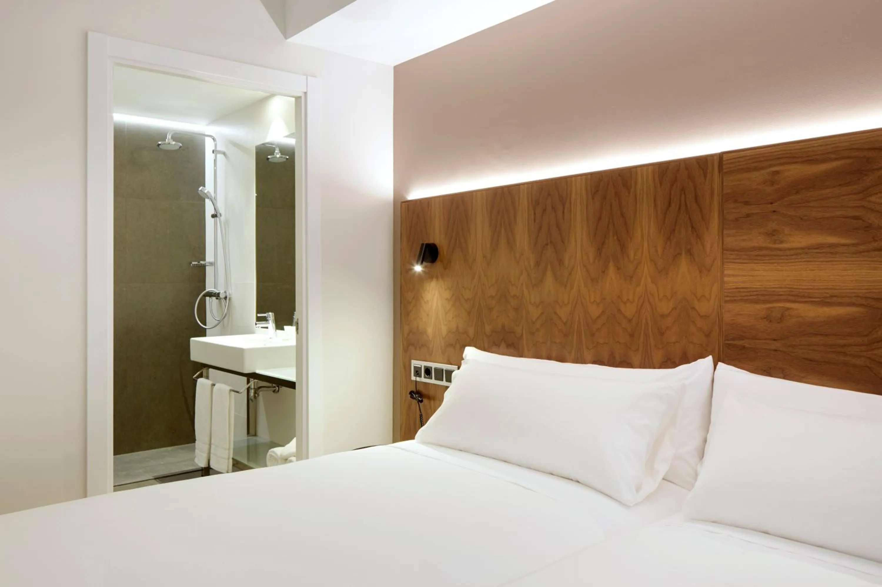 Bathroom, Bed in HOTEL ARRiZUL CONGRESS