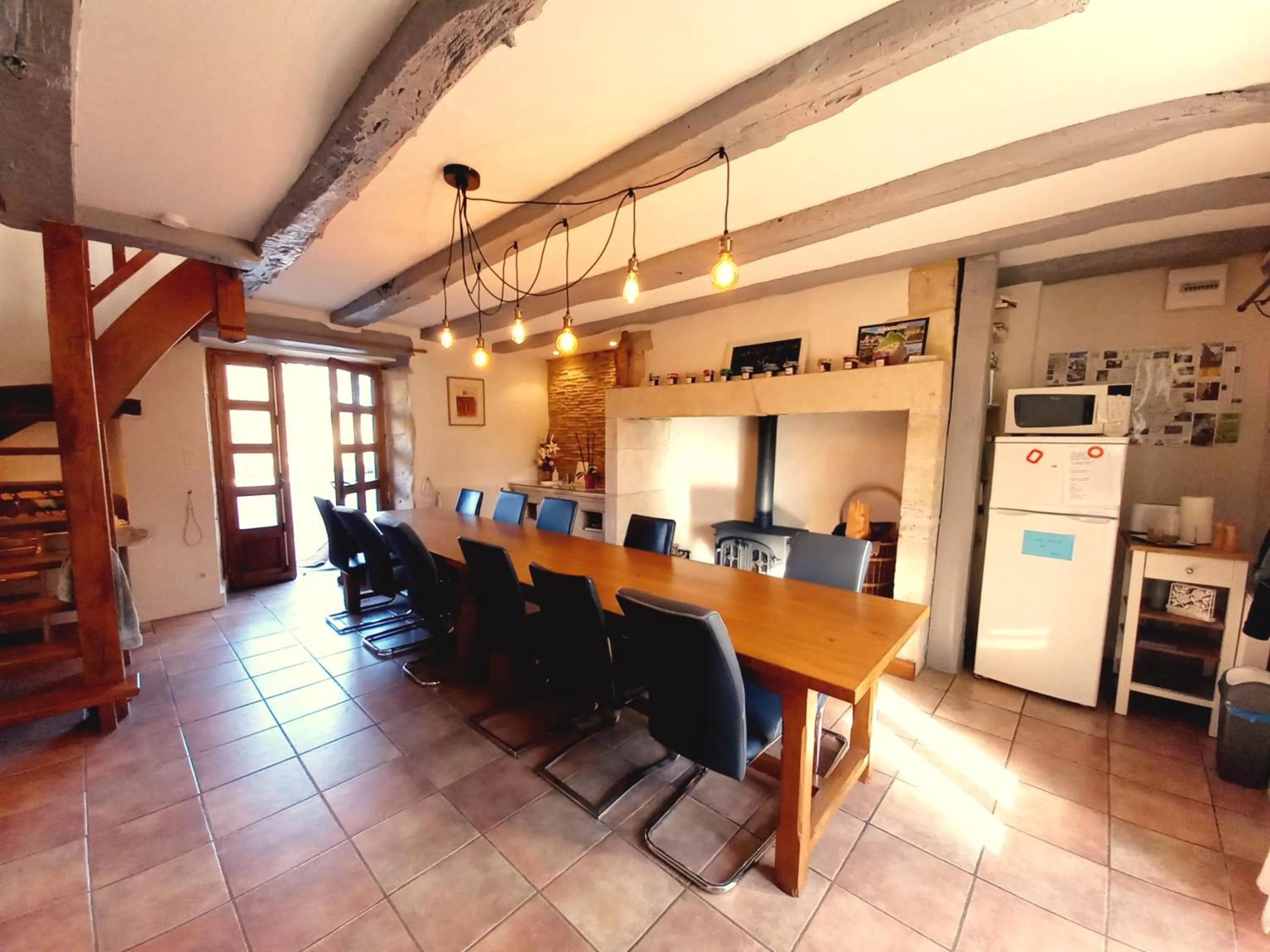 Communal lounge/ TV room in Au pays de Jacquou : Chambre d’hôtes et table d’hôtes