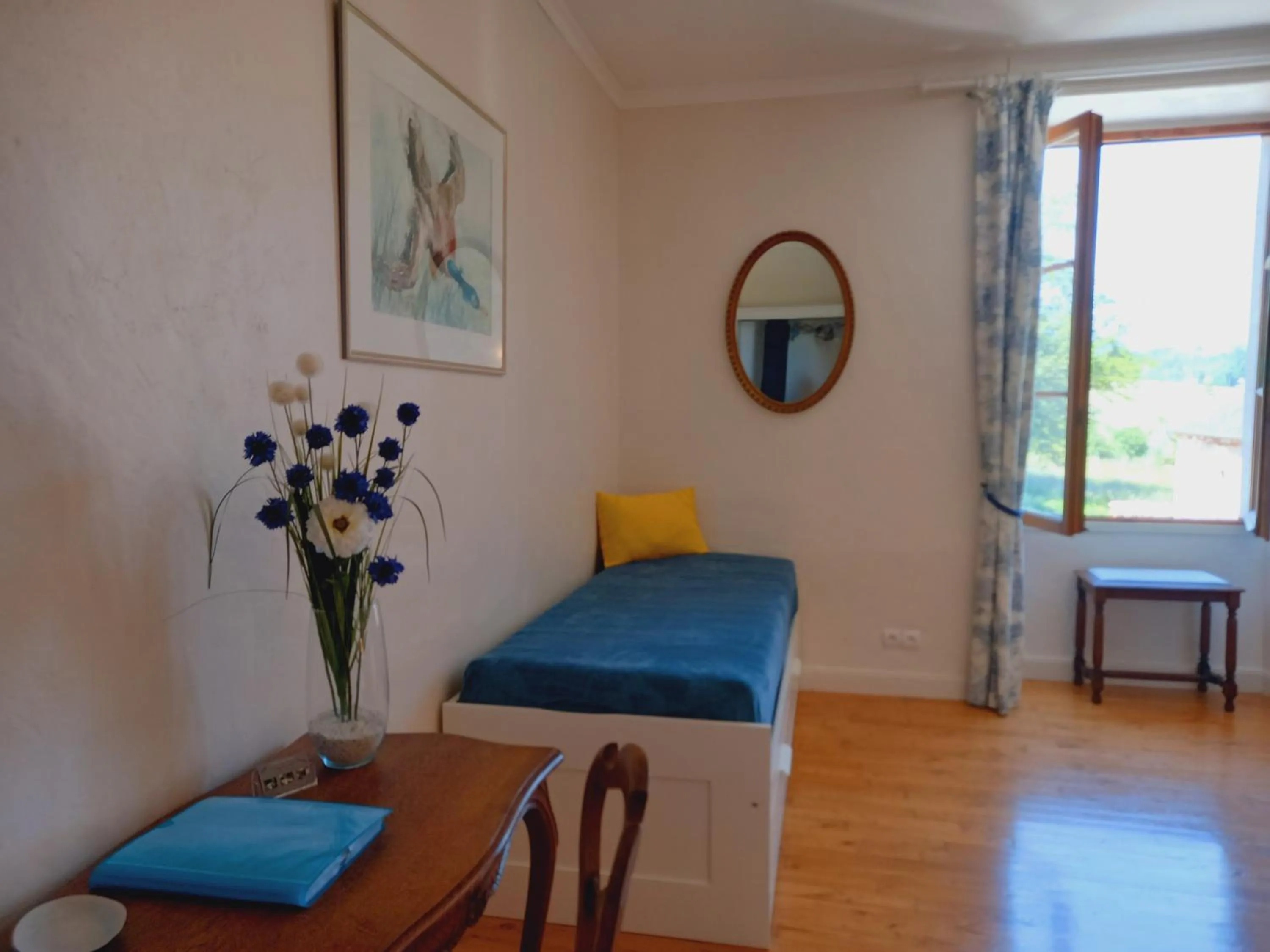 Bed in Au pays de Jacquou : Chambre d’hôtes et table d’hôtes