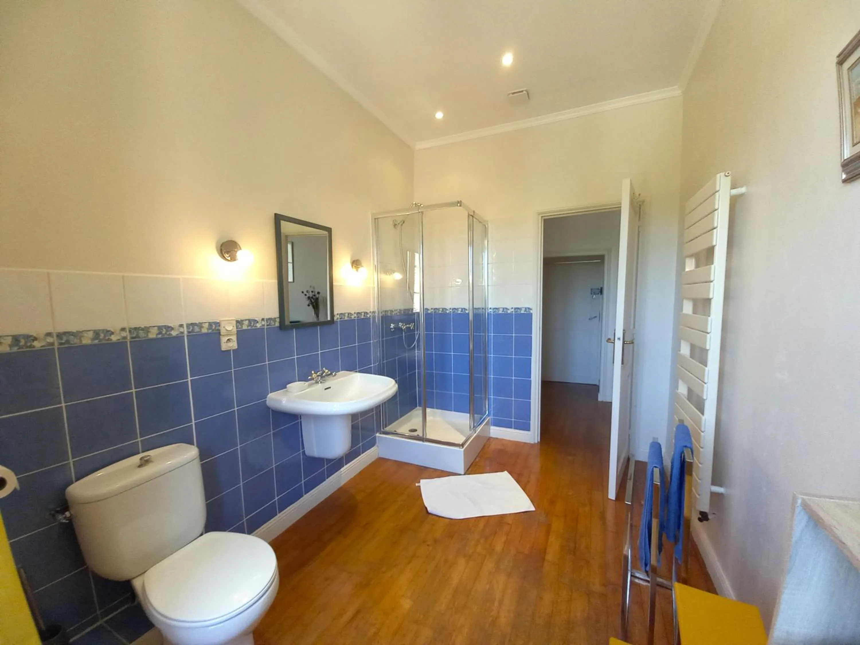 Bathroom in Au pays de Jacquou : Chambre d’hôtes et table d’hôtes