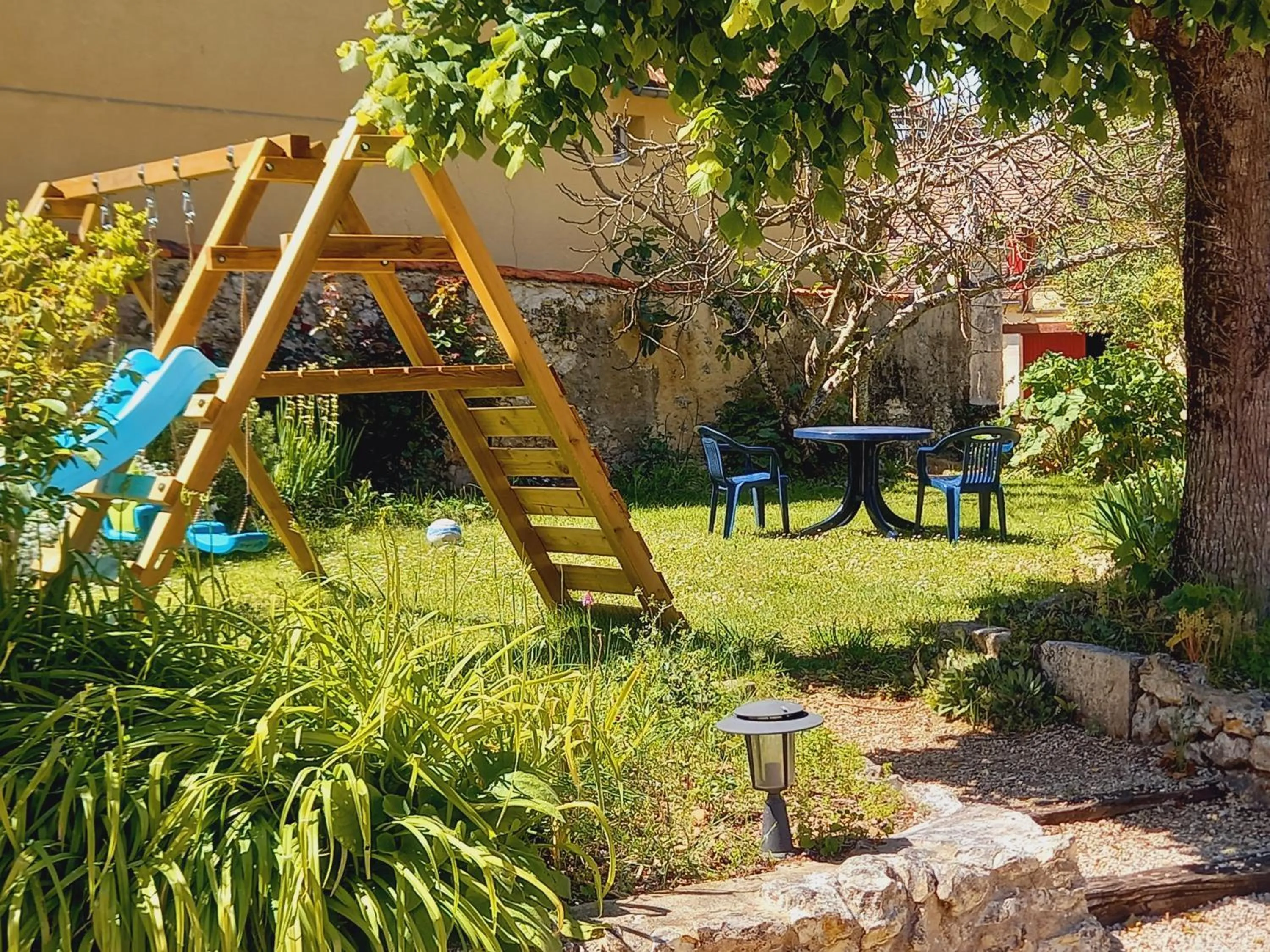 Children play ground in Au pays de Jacquou : Chambre d’hôtes et table d’hôtes