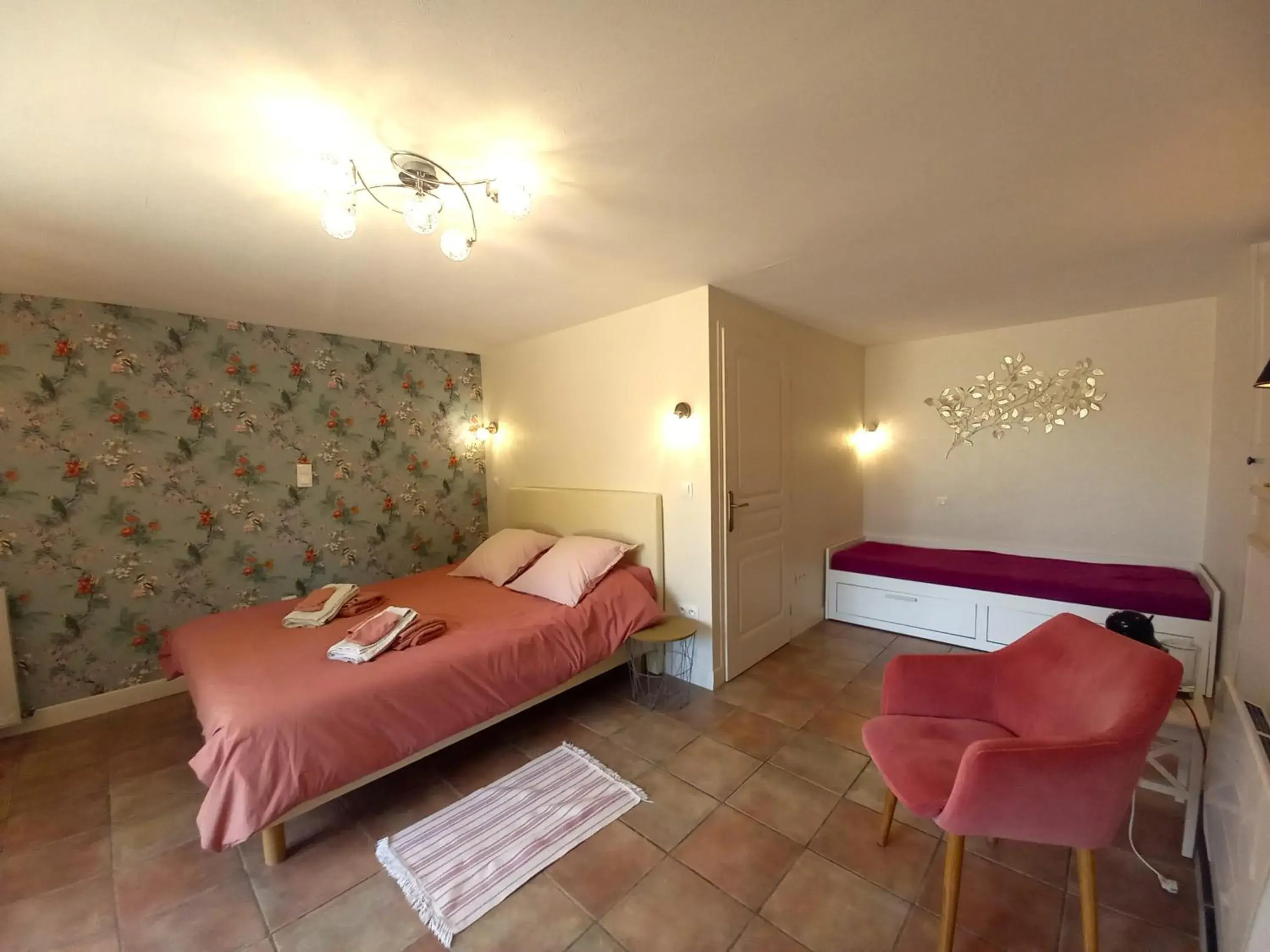 Triple Room - single occupancy - Disability Access in Au pays de Jacquou : Chambre d’hôtes et table d’hôtes Triple Room - single occupancy - Disability Access in Au pays de Jacquou : Chambre d’hôtes et table d’hôtes