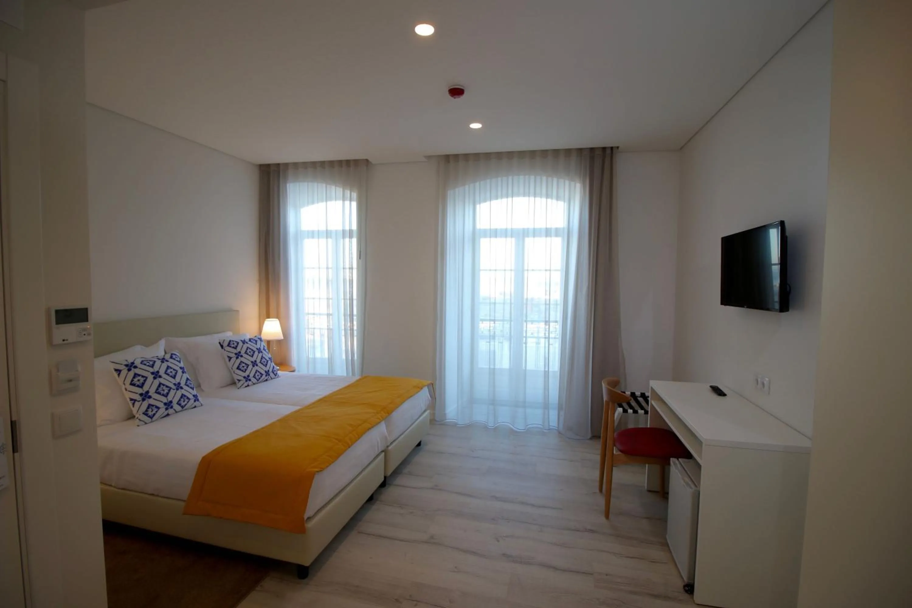 Day, Bed in Hotel Riverside Alfama