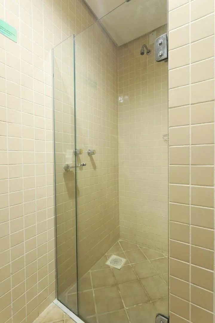 Shower in Ingleses Praia Hotel