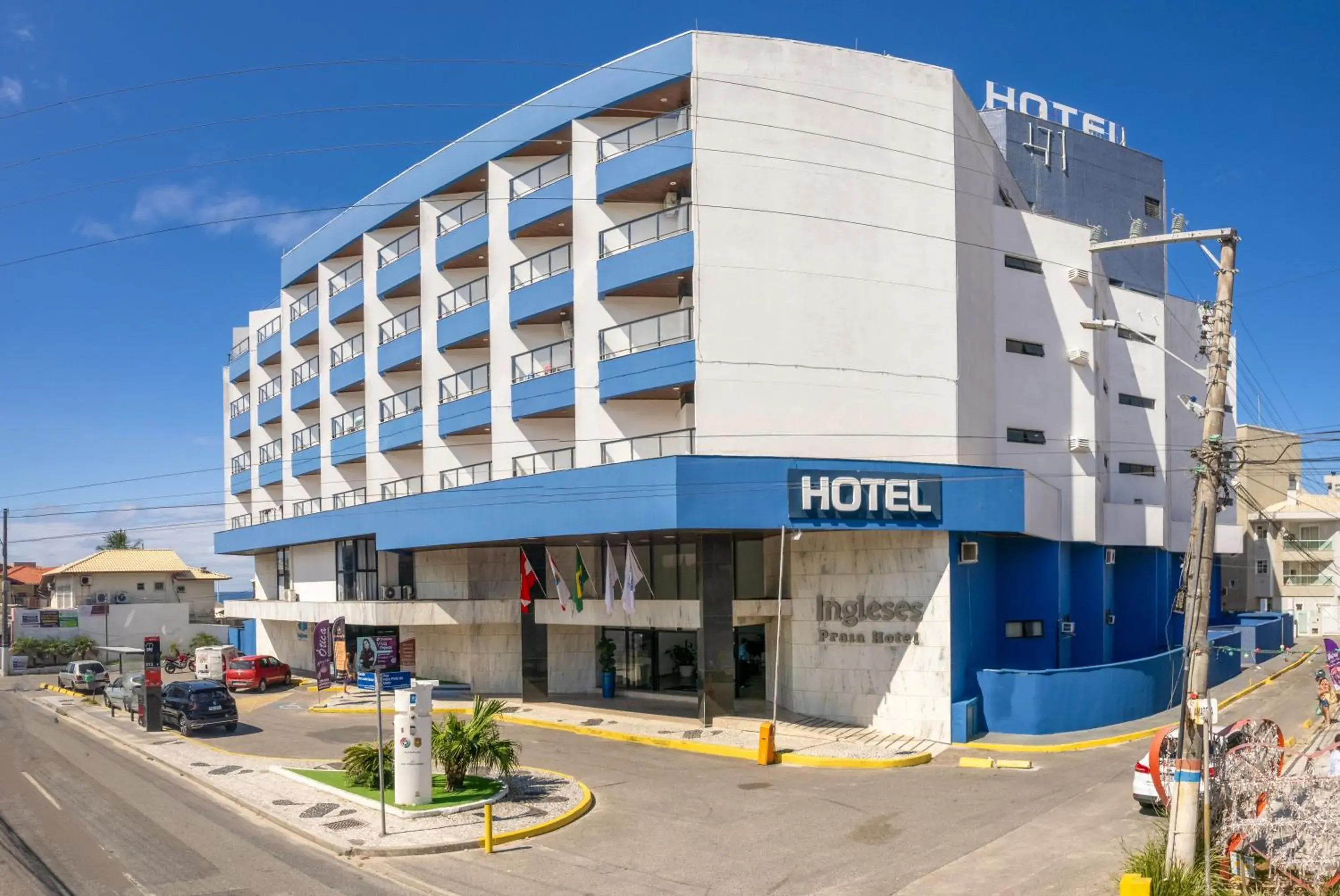 Property building in Ingleses Praia Hotel Property building in Ingleses Praia Hotel