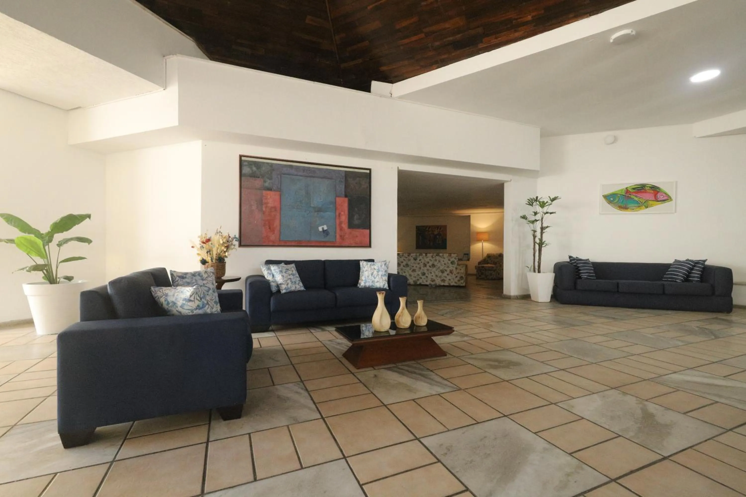 Communal lounge/ TV room in Ingleses Praia Hotel