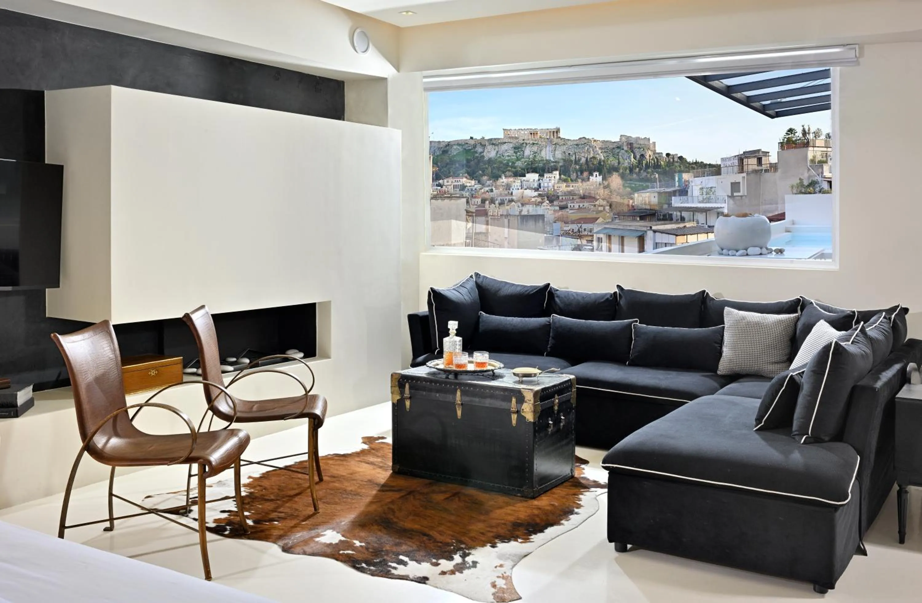 Living room in ALTO PSYRRI PENTHOUSE by K&K