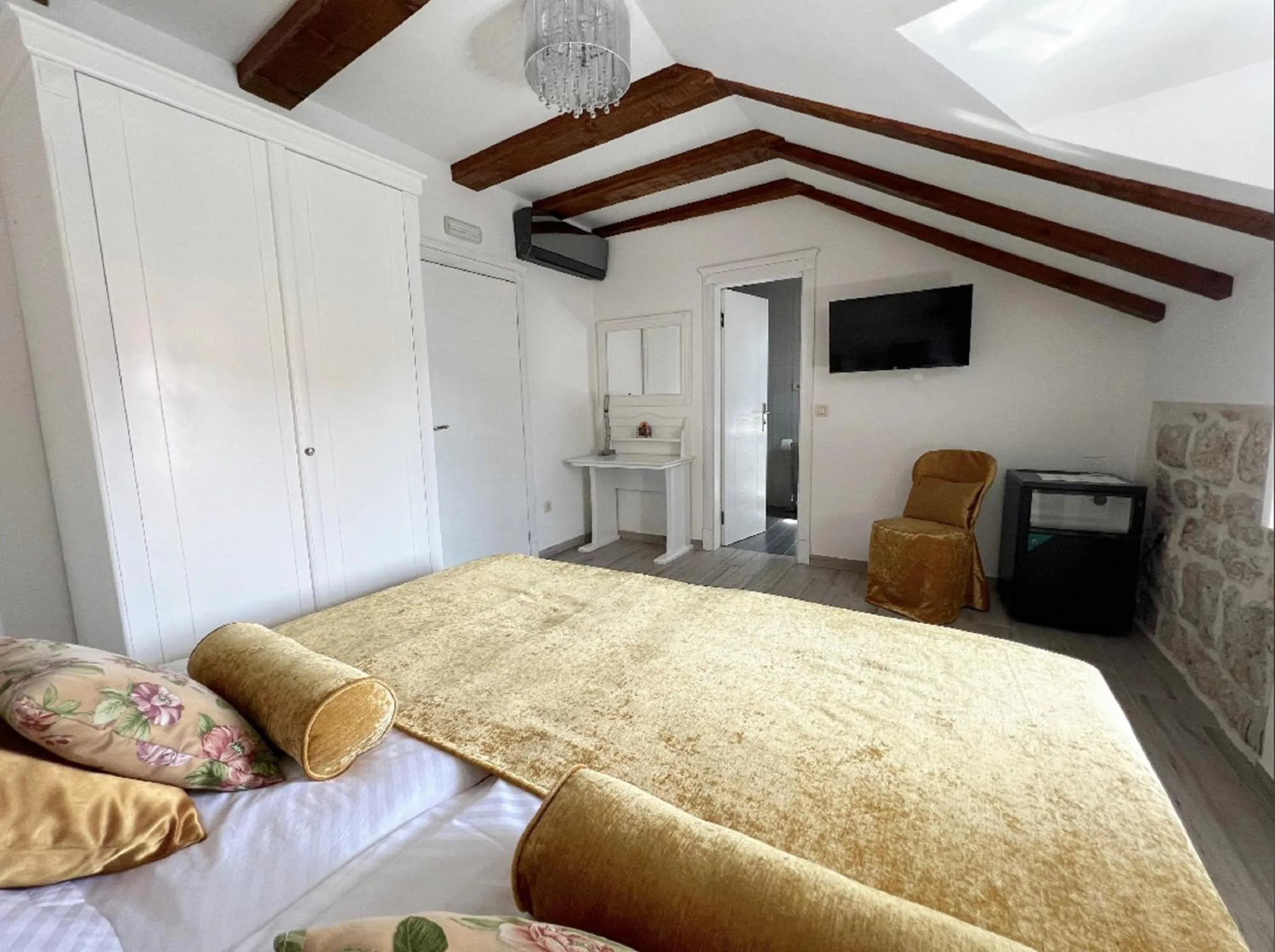 Superior Double or Twin Room with City View in Bed&Breakfast Sorgo Palace