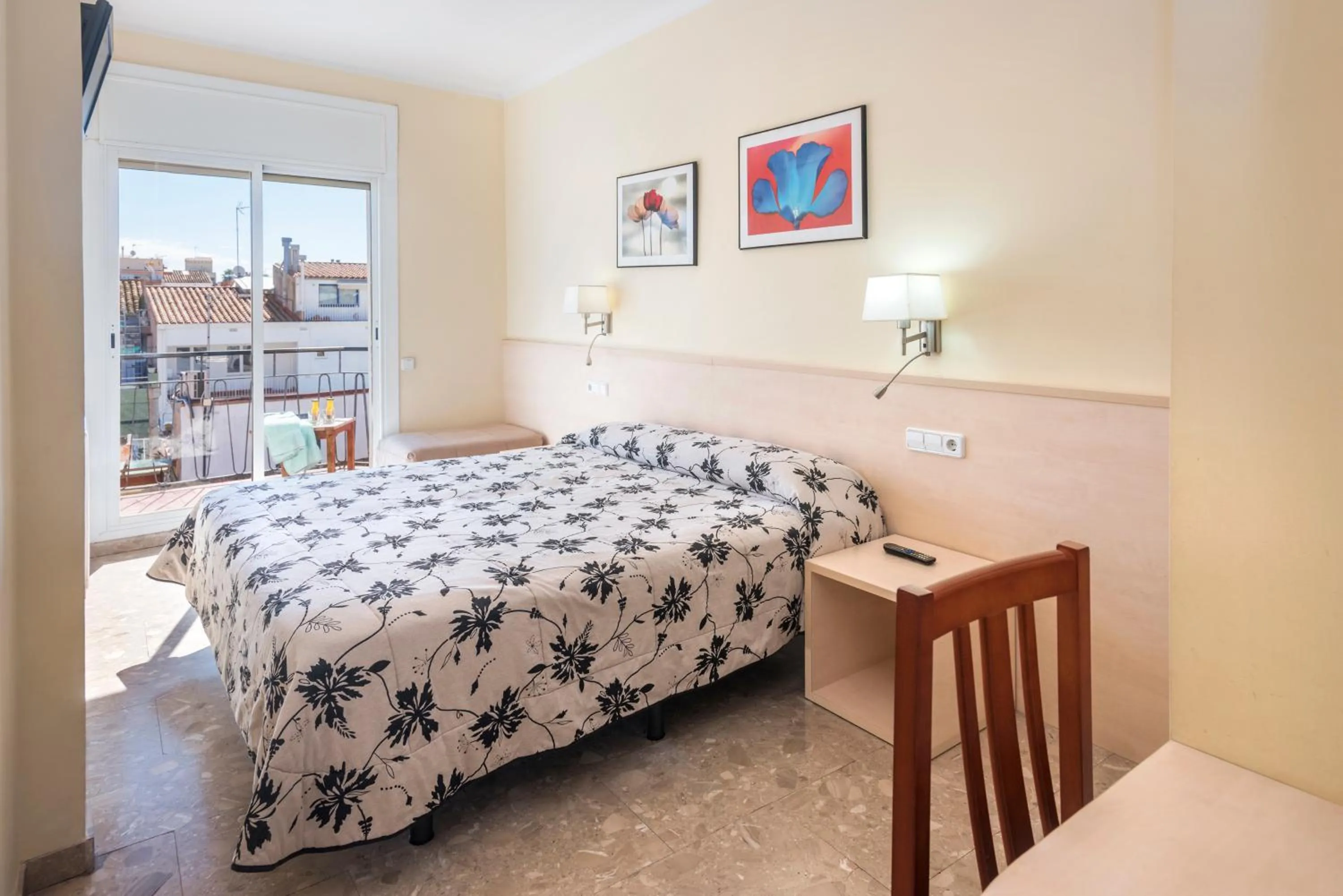 Day, Bed in Hostal Solimar