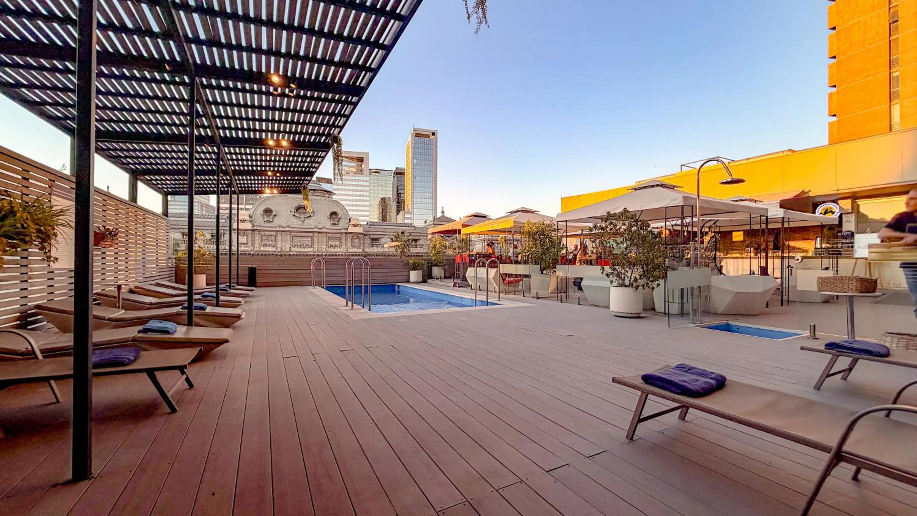 Swimming pool in Mercure Santiago Centro