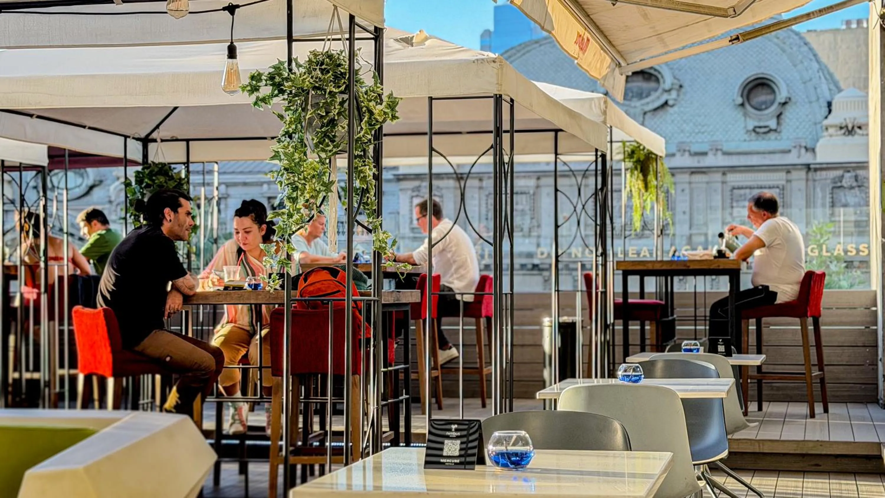 Swimming pool in Mercure Santiago Centro