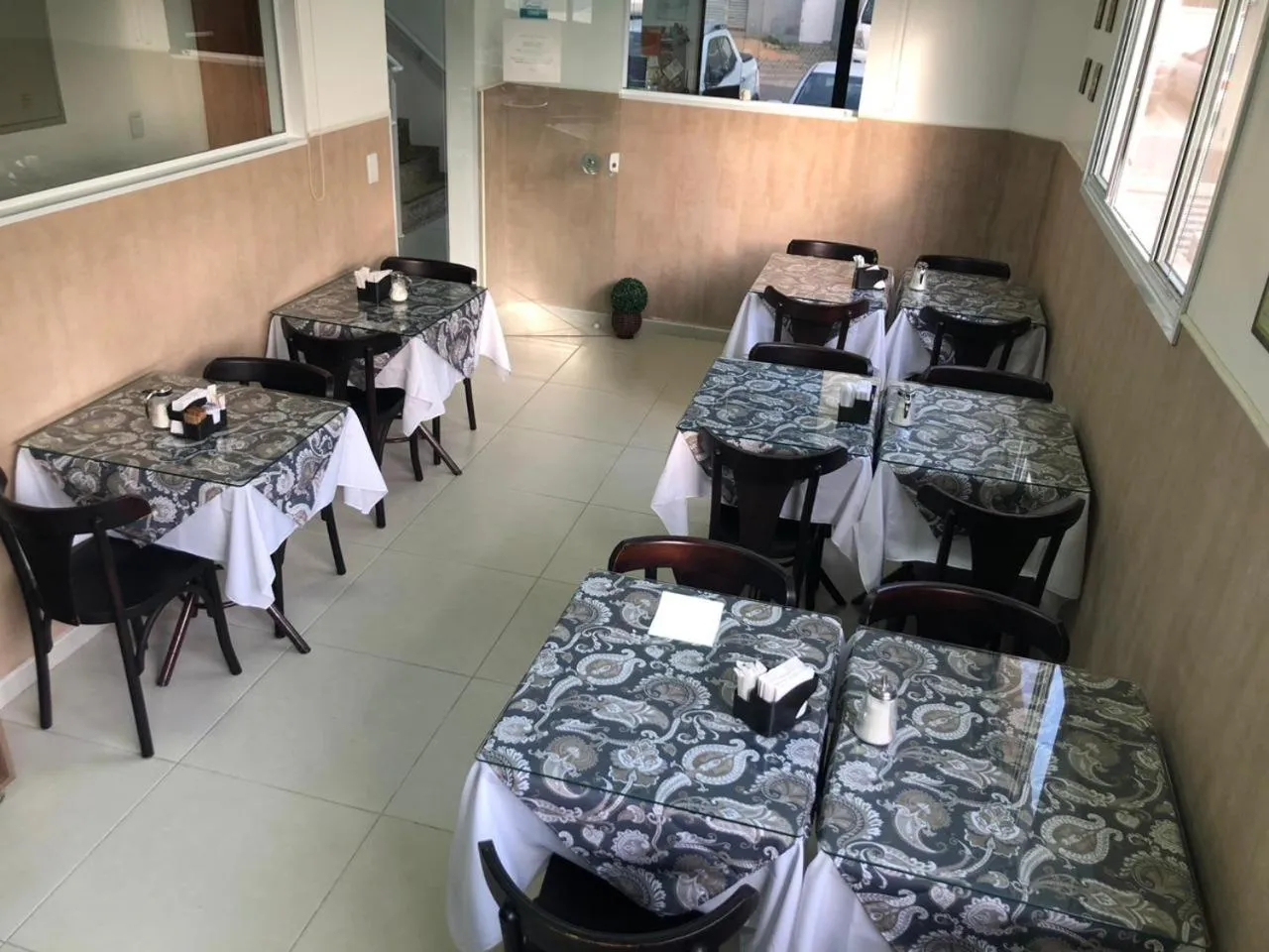 Restaurant/places to eat in Hotel Araçari