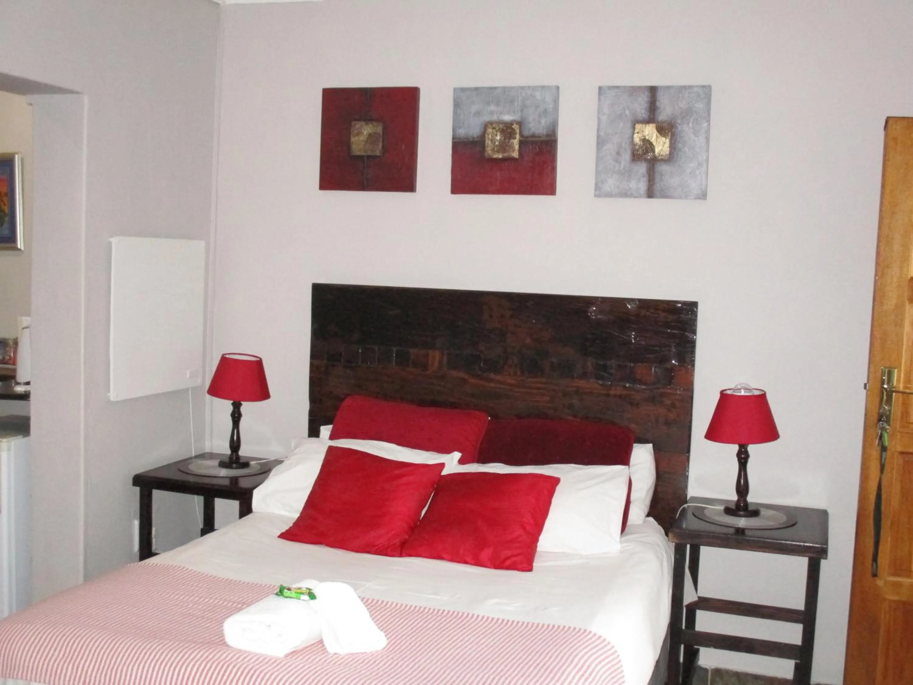 Bed in Ukarimu Guest House