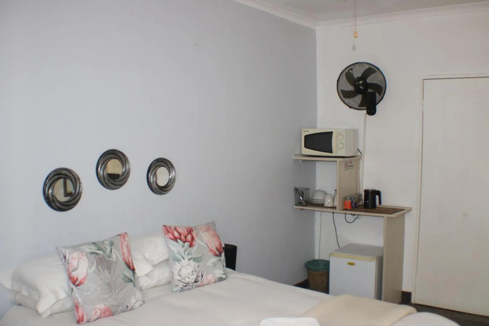 Bed in Ukarimu Guest House