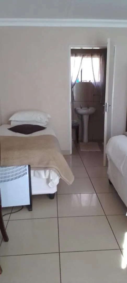 Bed in Ukarimu Guest House