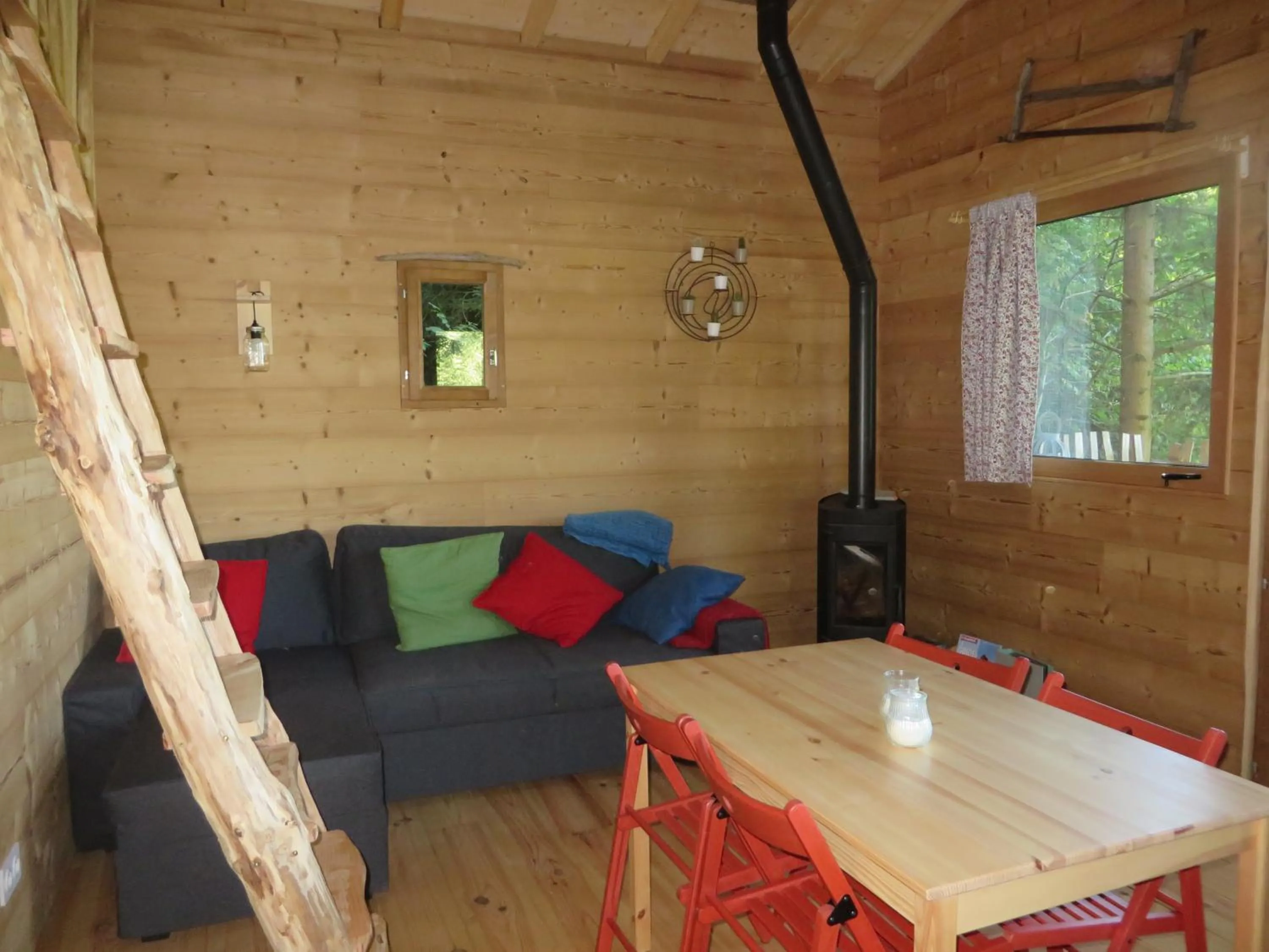 Communal lounge/ TV room in La Cabane aux Sapins