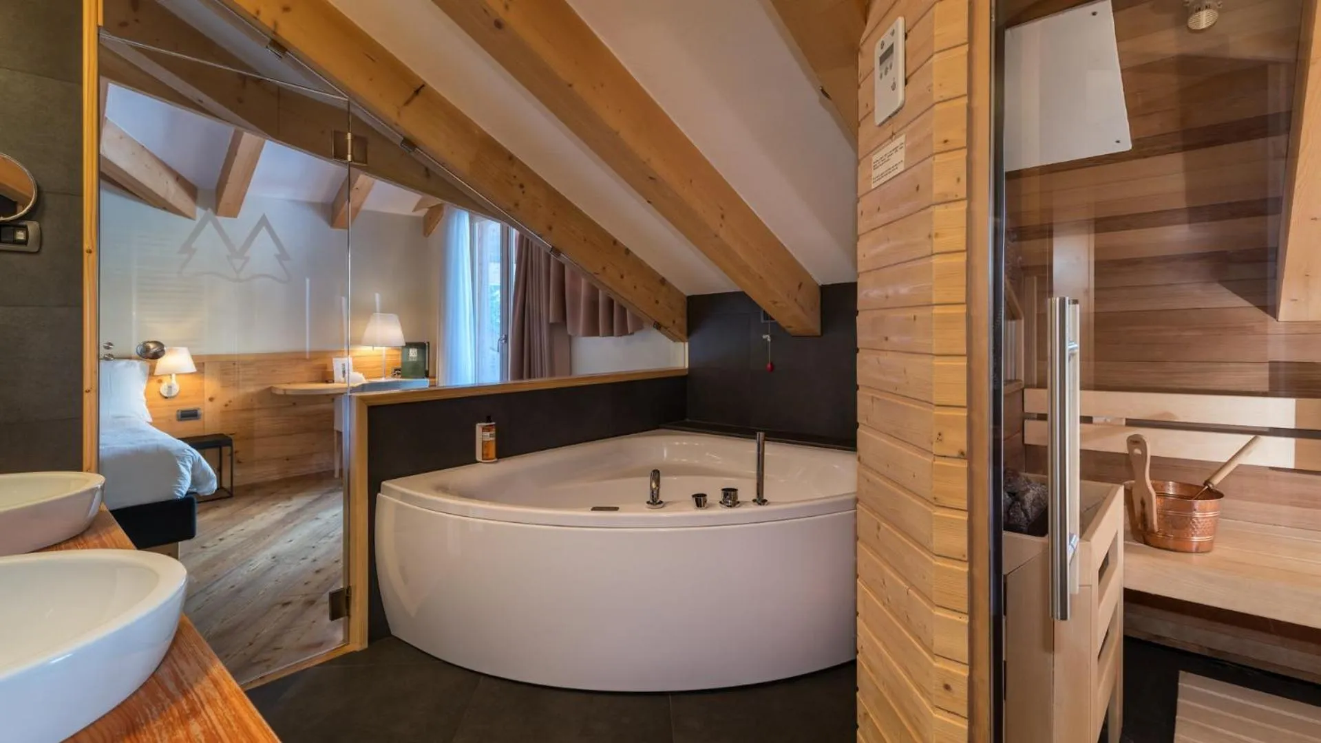 Hot Tub in Maribel Hotel