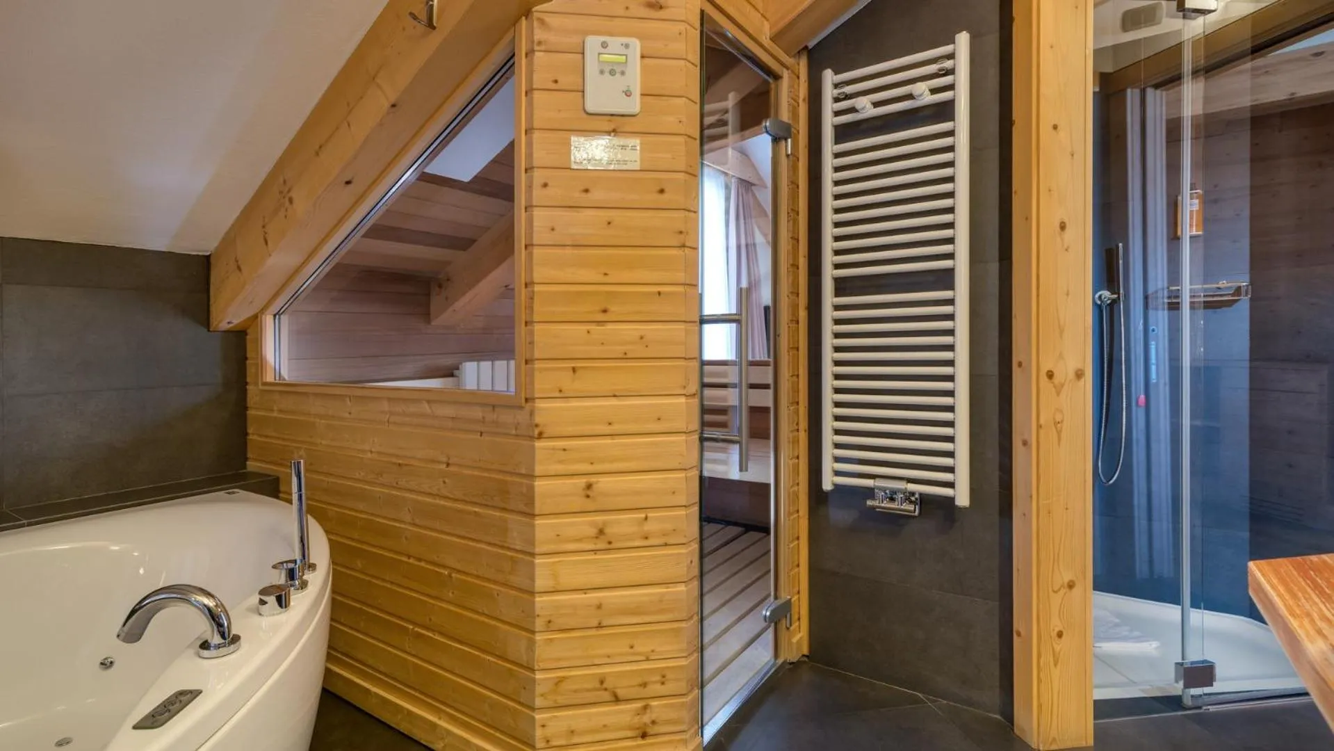 Hot Tub in Maribel Hotel