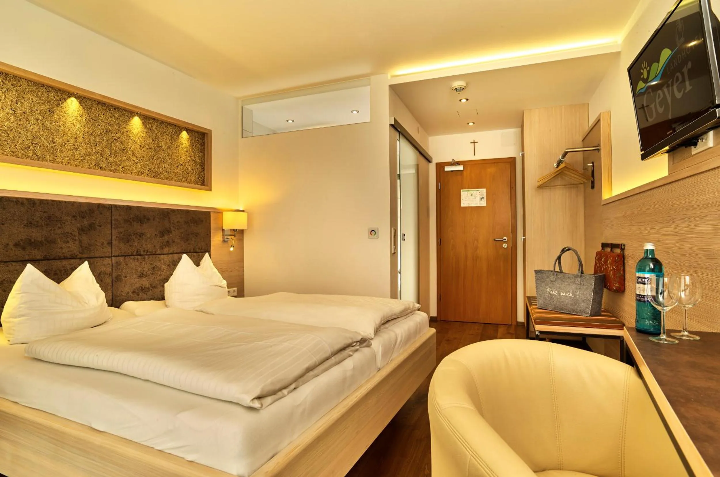 Living room, Bed in Landhotel Geyer