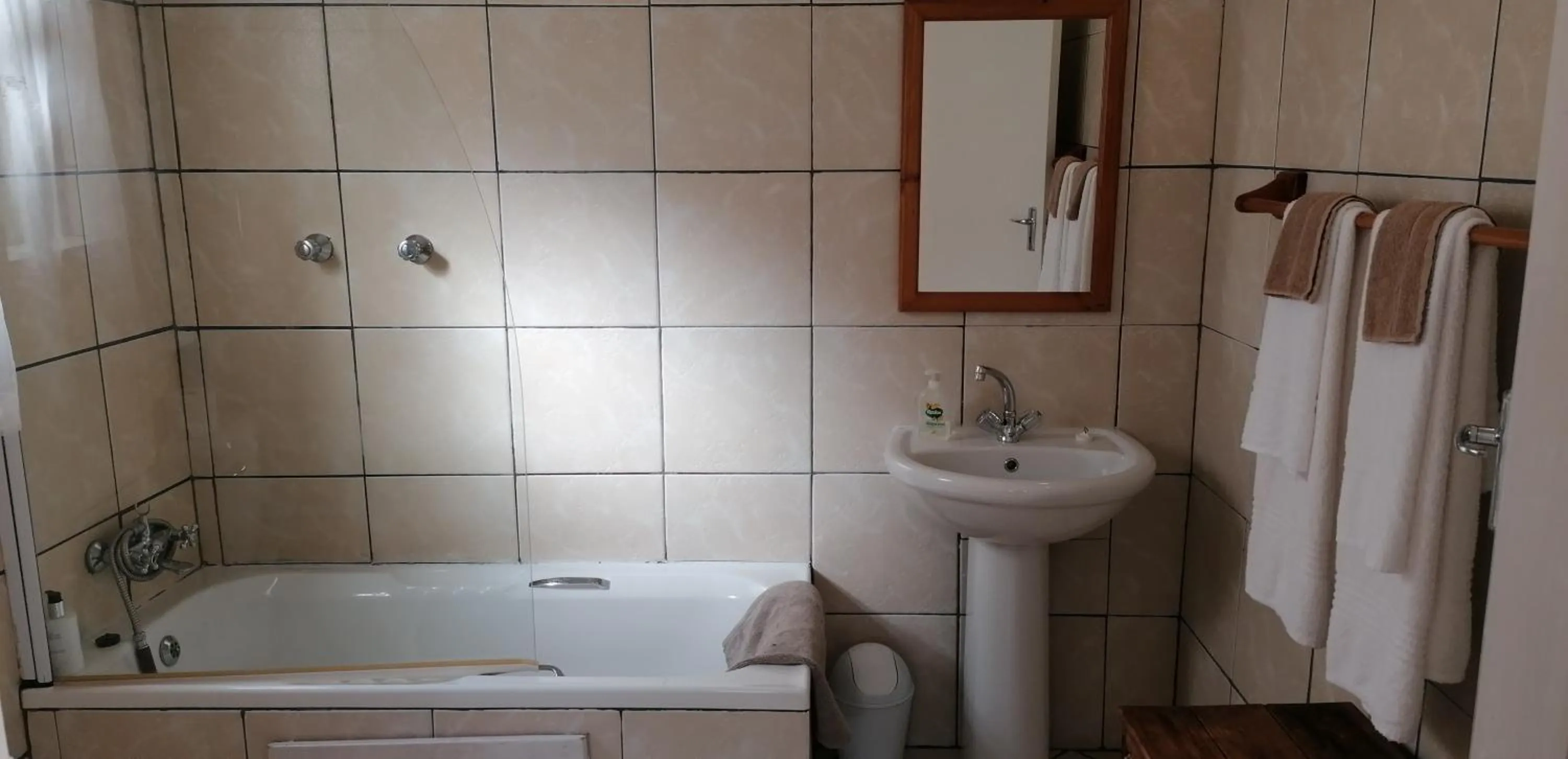 Bathroom in Aanhuizen Guest House