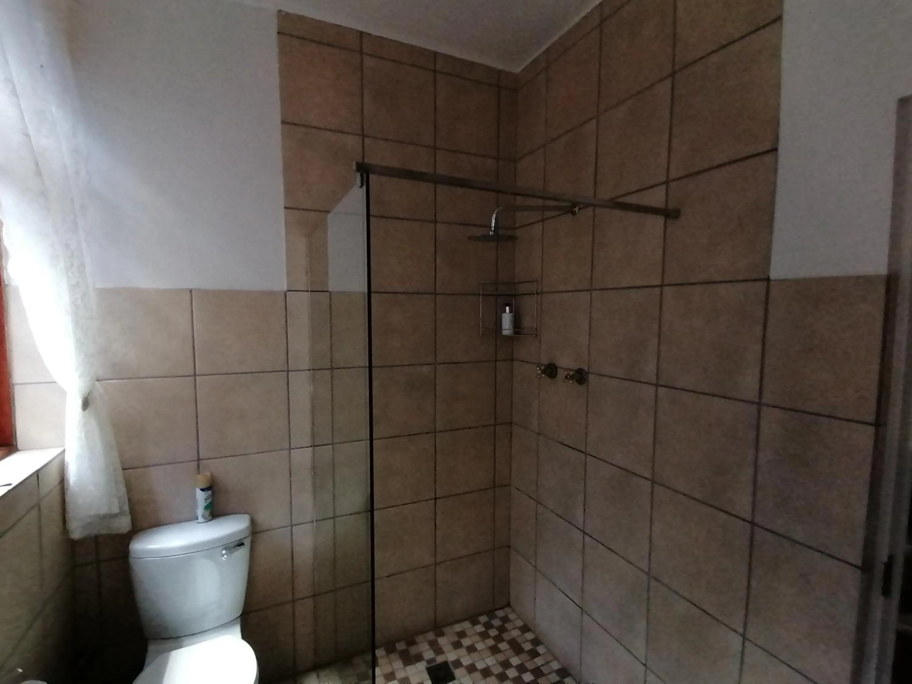 Bathroom in Aanhuizen Guest House