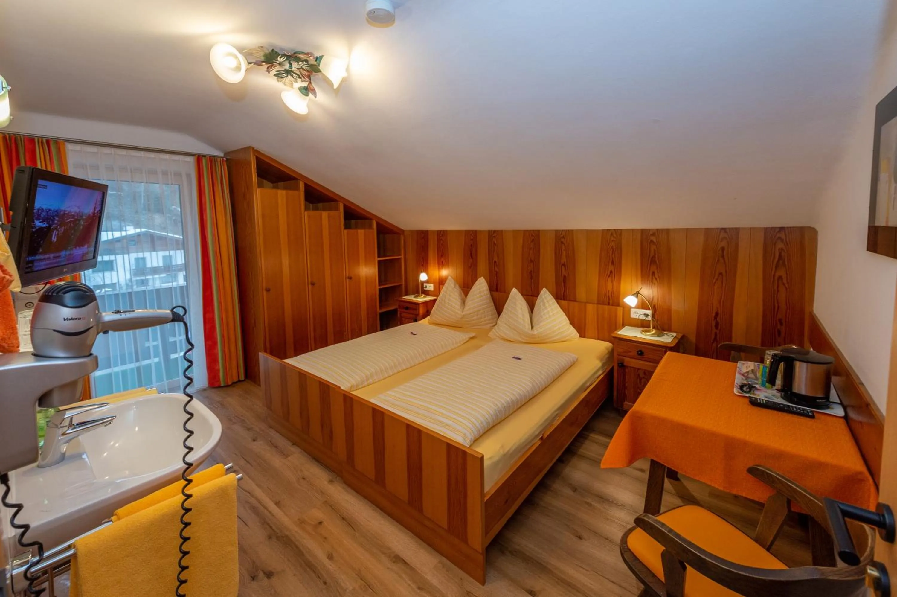 Double Room with Balcony and Shared Bathroom in Gästehaus Haffner