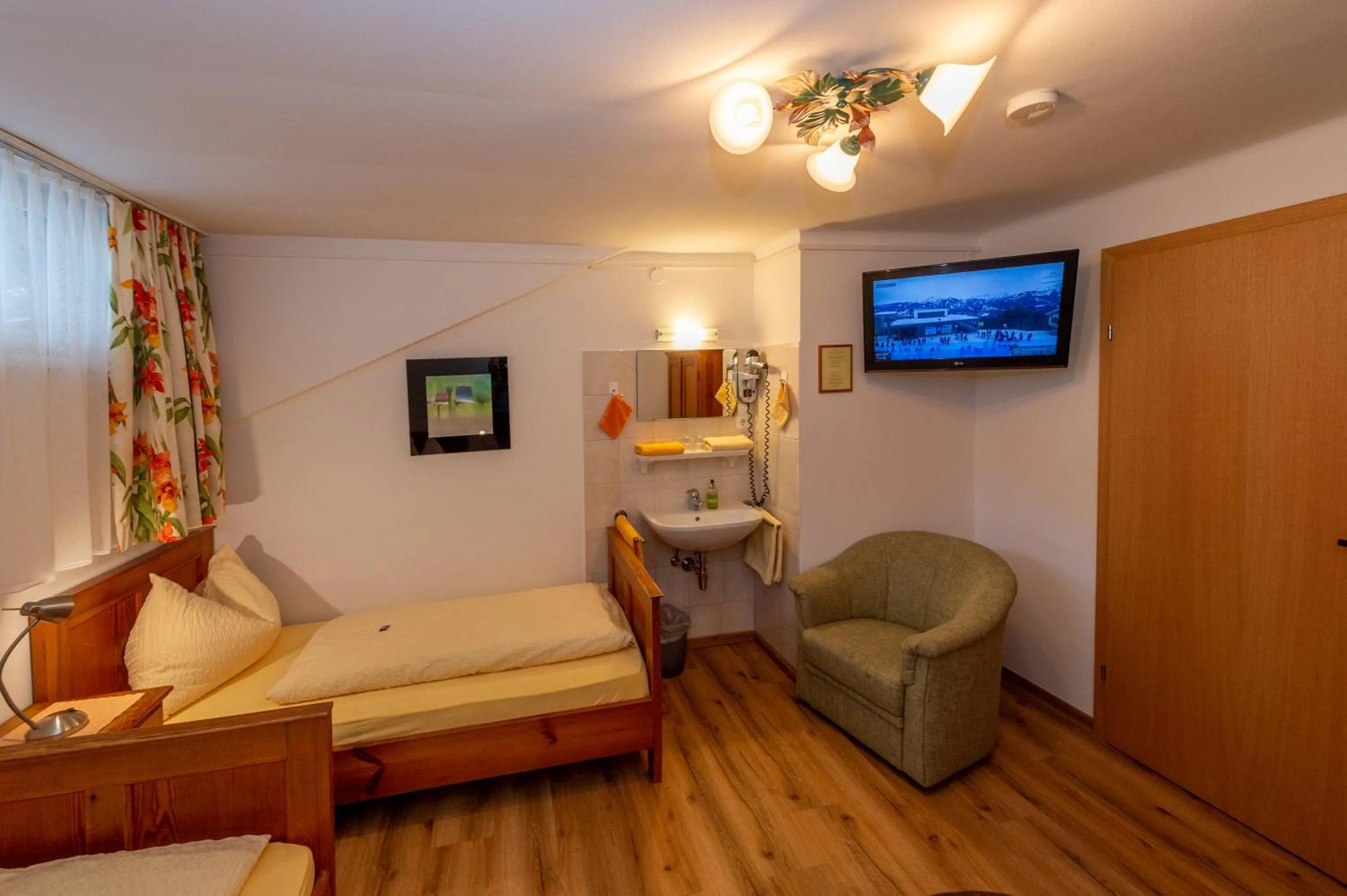 Double or Twin Room with Shared Bathroom in Gästehaus Haffner