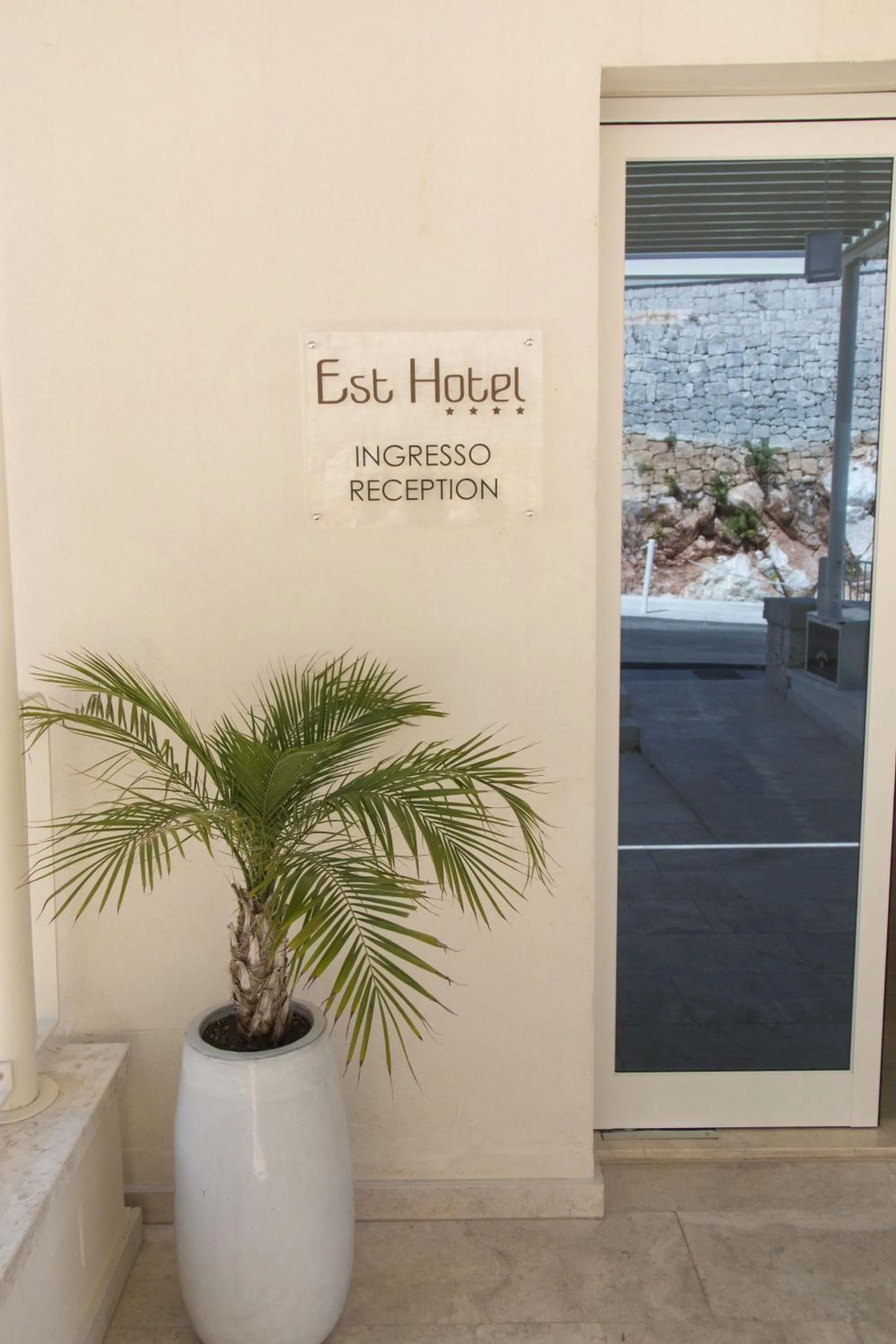 Property logo or sign in Est hotel