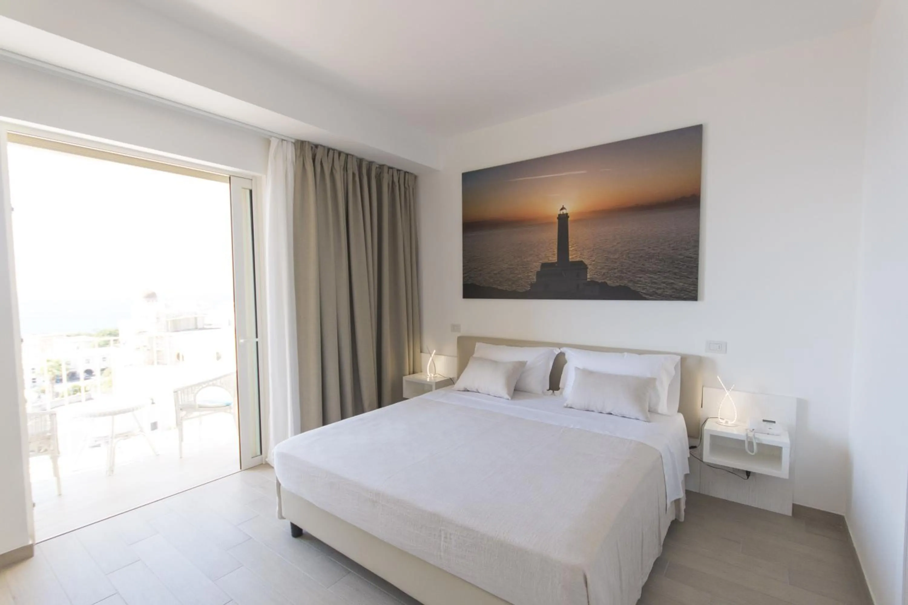 Photo of the whole room, Bed in Est hotel