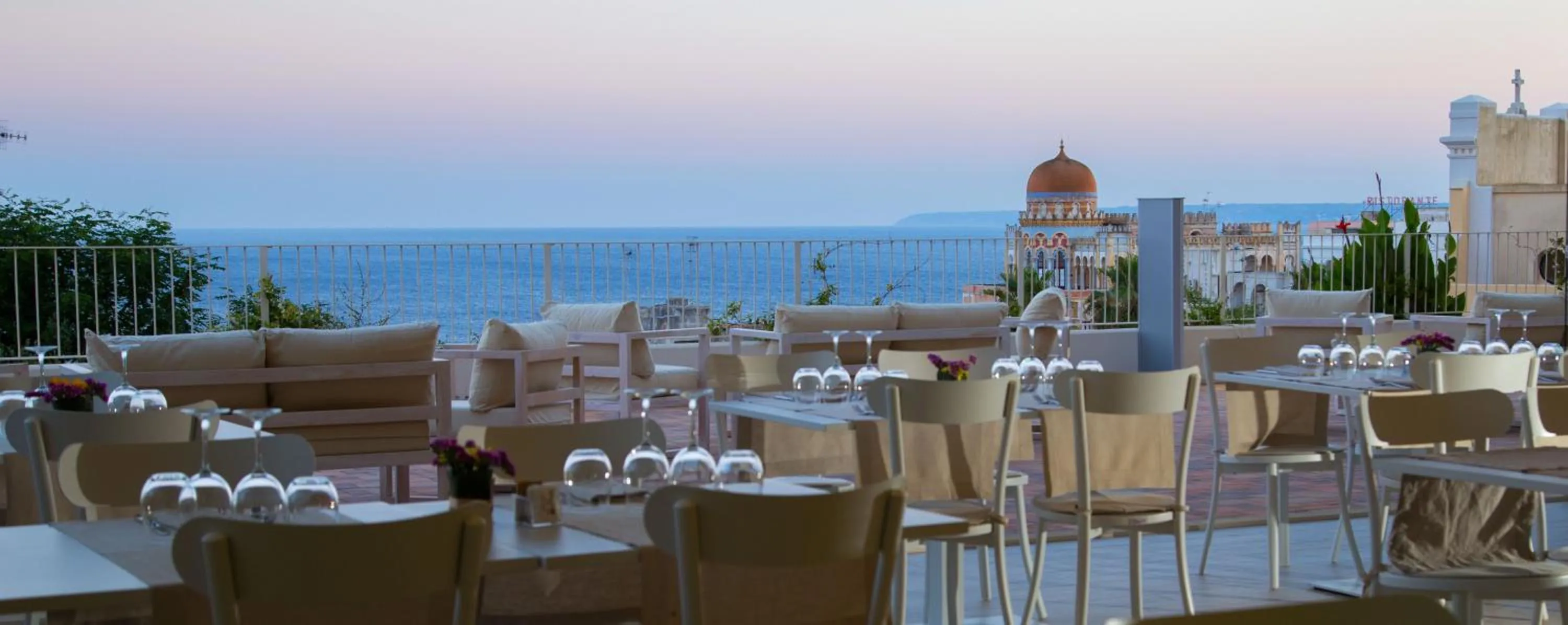 Restaurant/places to eat in Est hotel