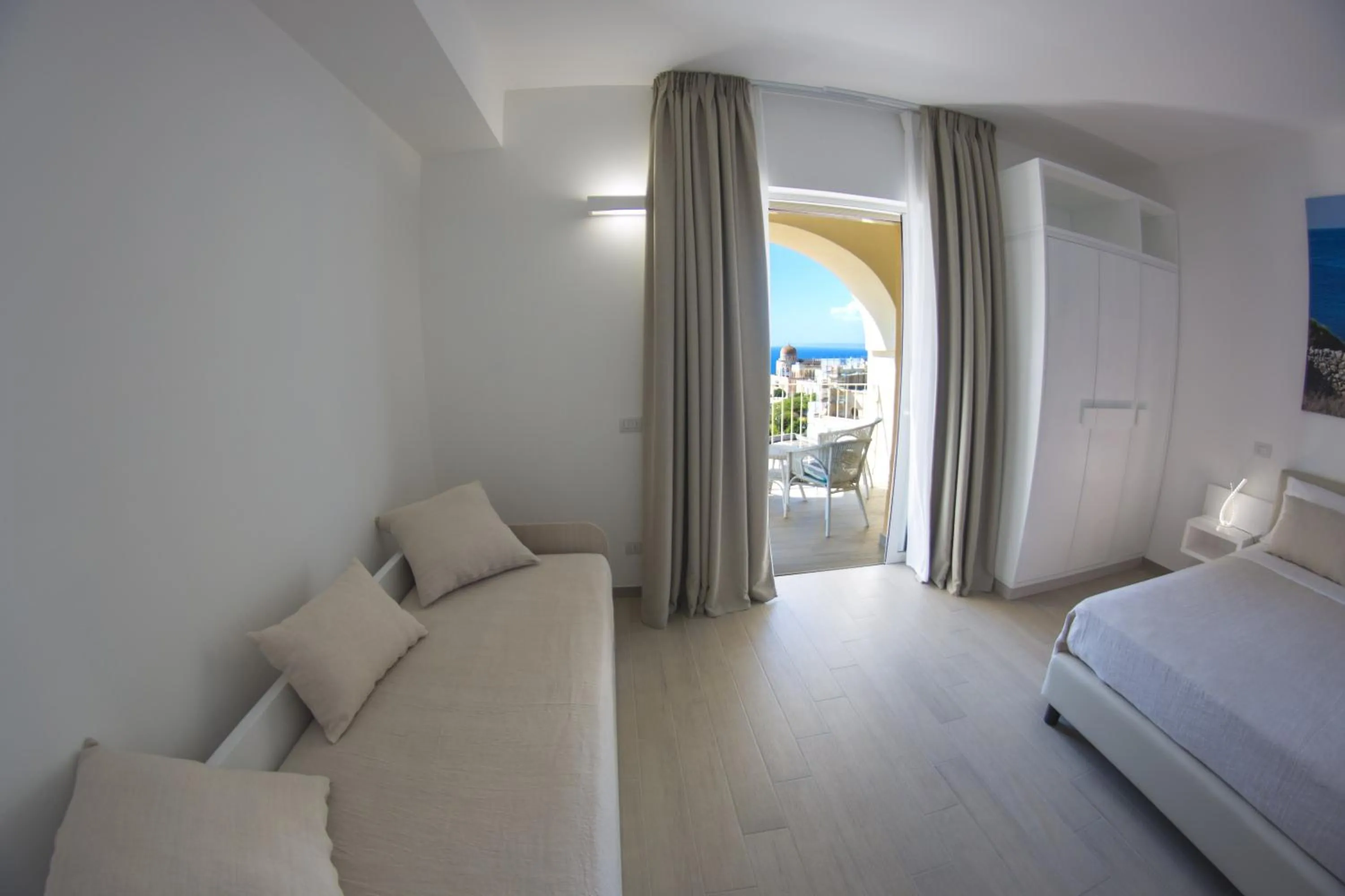 Photo of the whole room, Bed in Est hotel