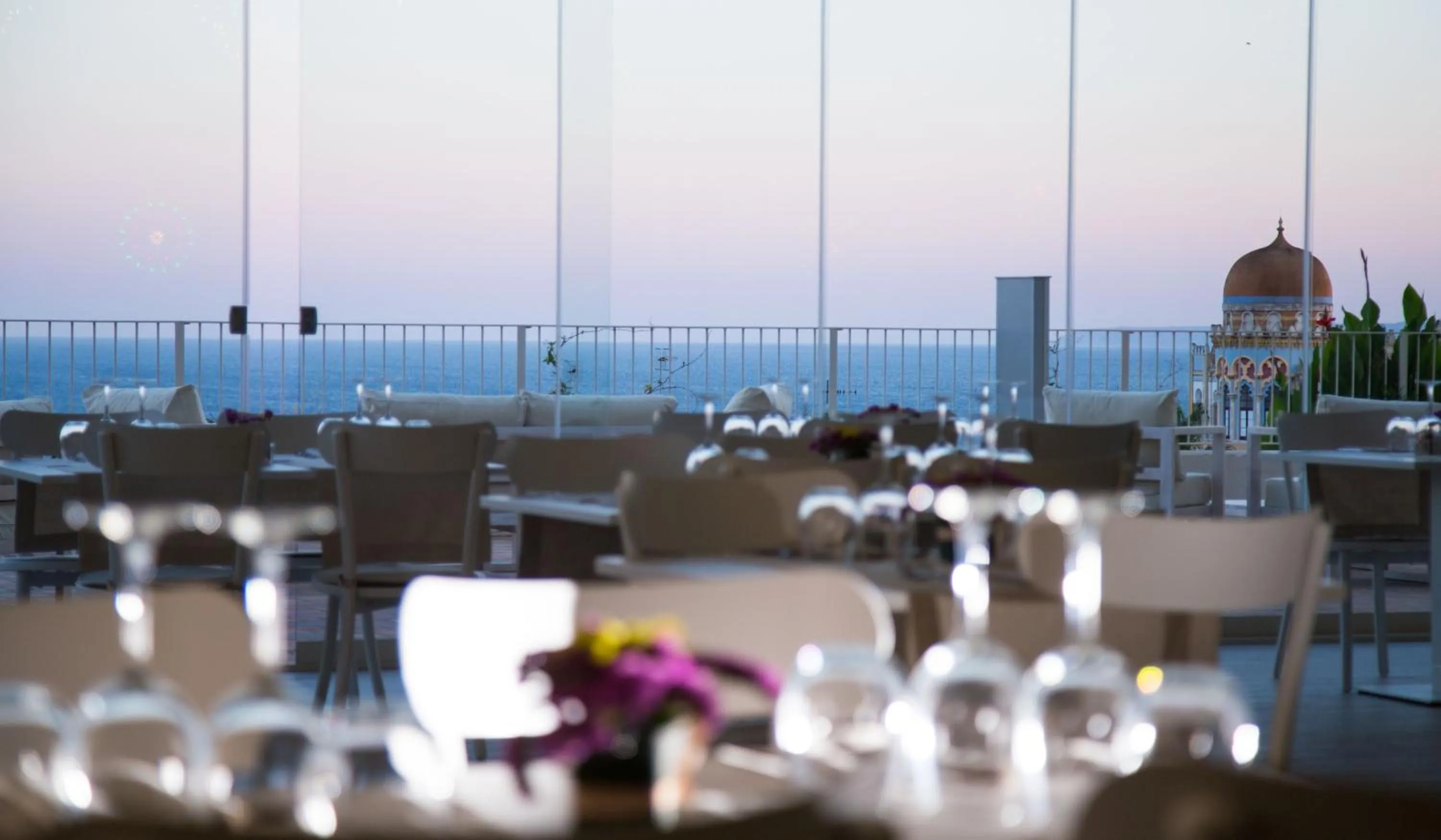 Restaurant/places to eat in Est hotel