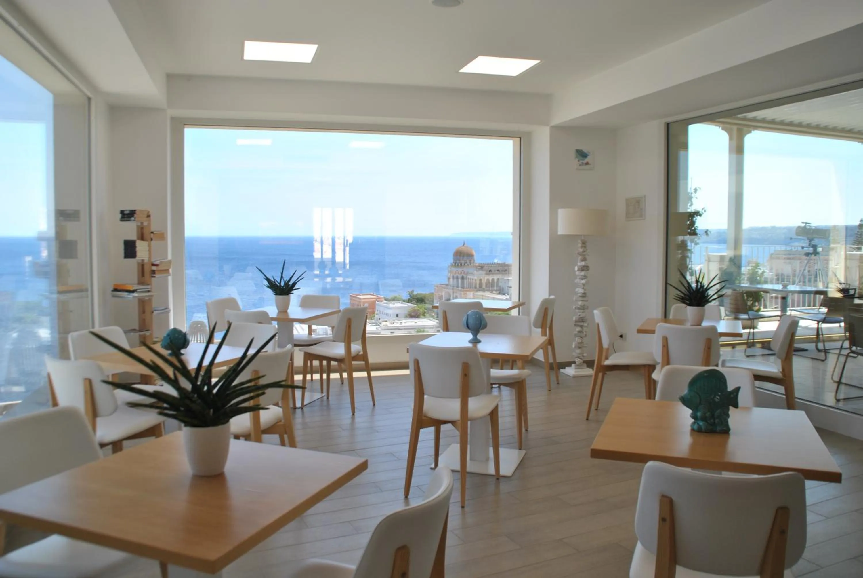 Restaurant/places to eat in Est hotel