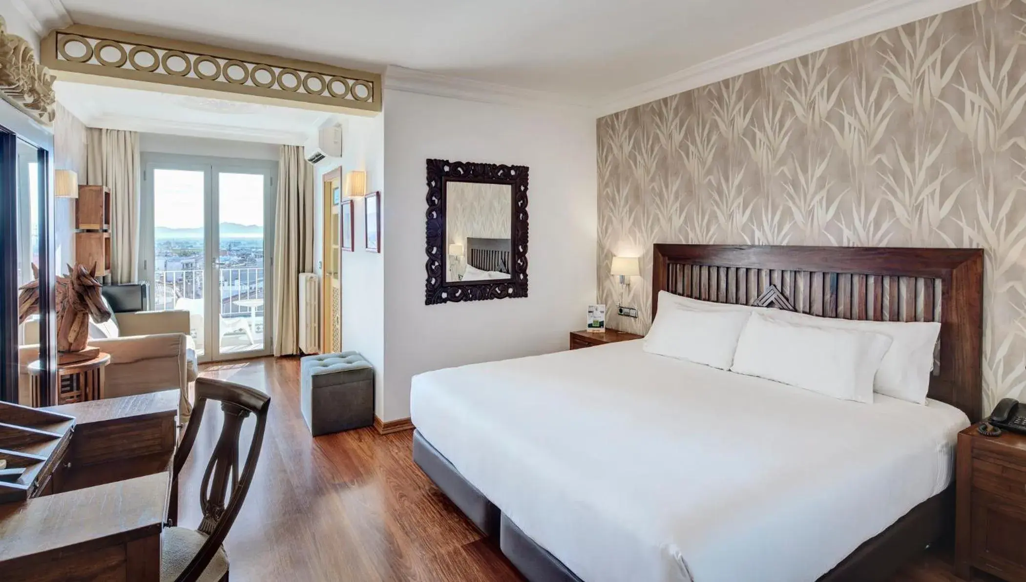 Photo of the whole room, Bed in Sercotel Hotel President Photo of the whole room, Bed in Sercotel Hotel President