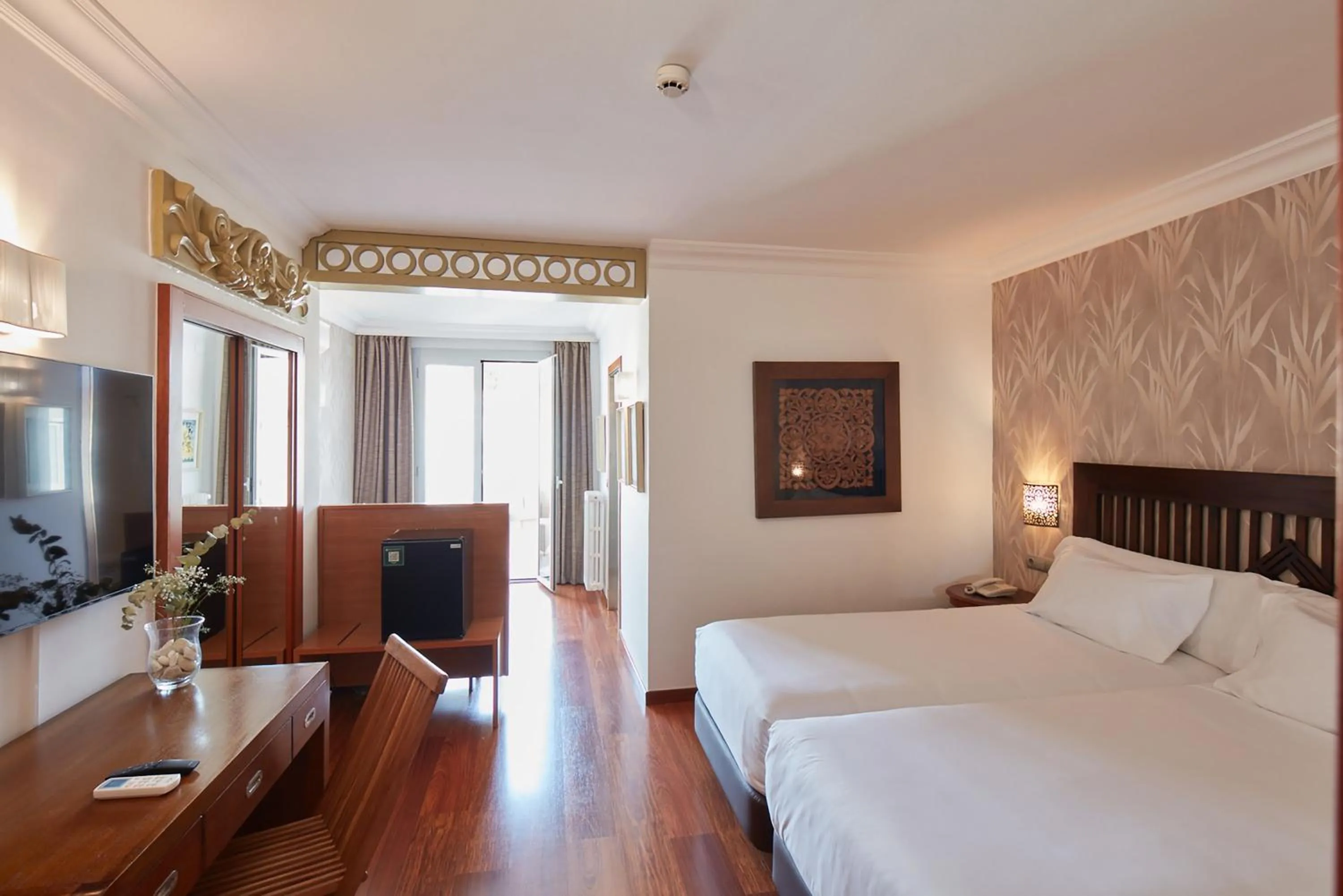 Photo of the whole room, Bed in Sercotel Hotel President