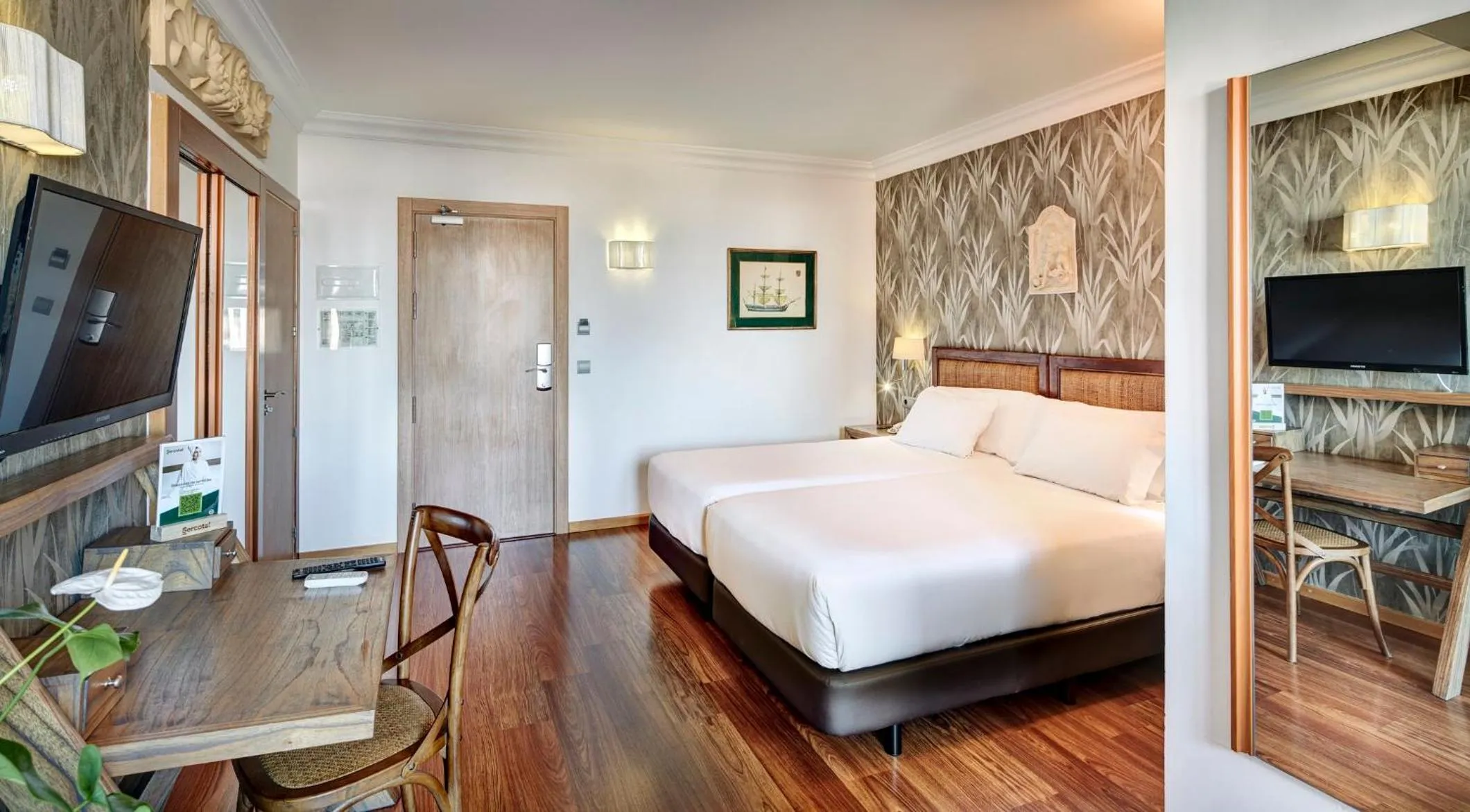 Photo of the whole room, Bed in Sercotel Hotel President