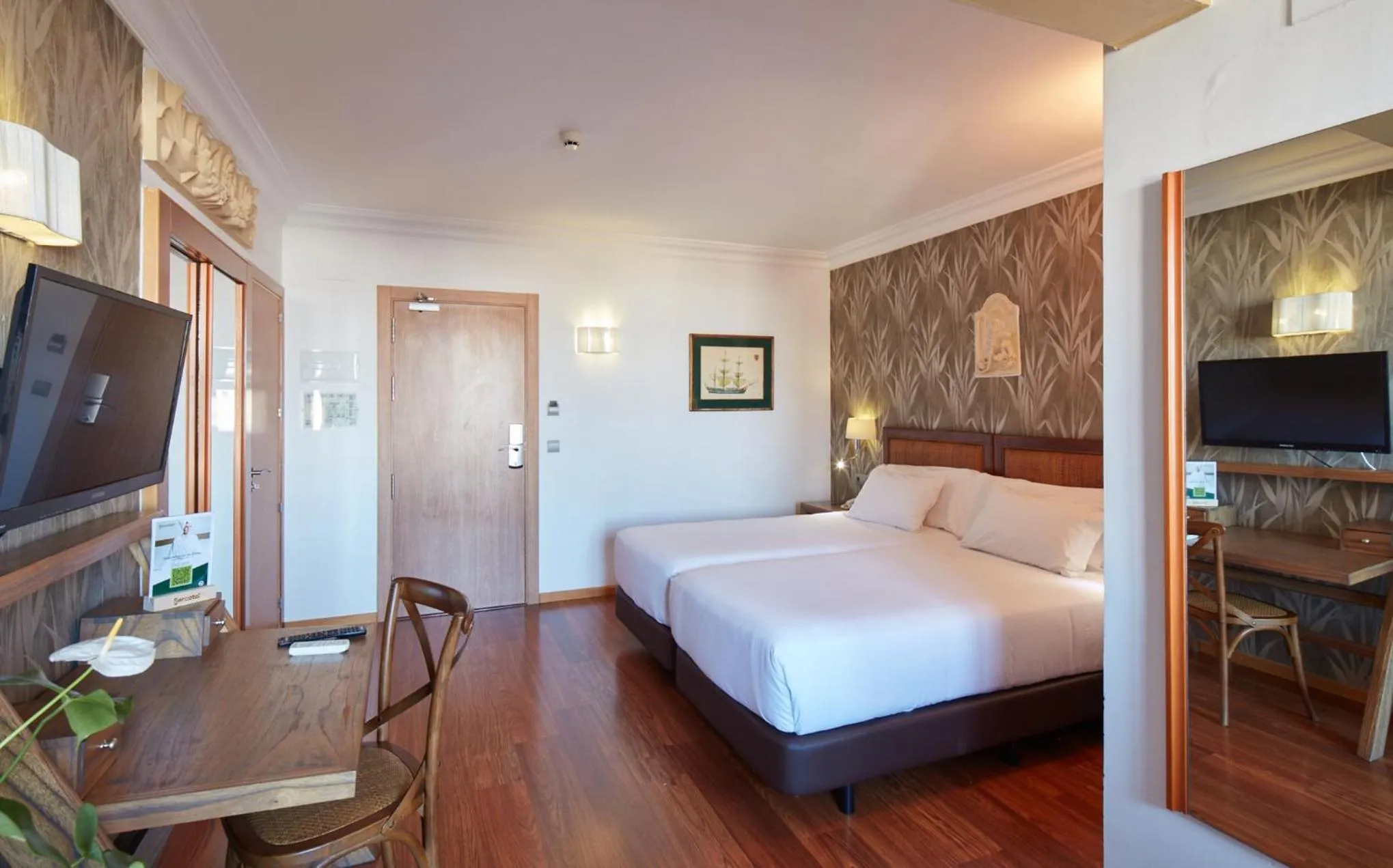 Photo of the whole room, Bed in Sercotel Hotel President