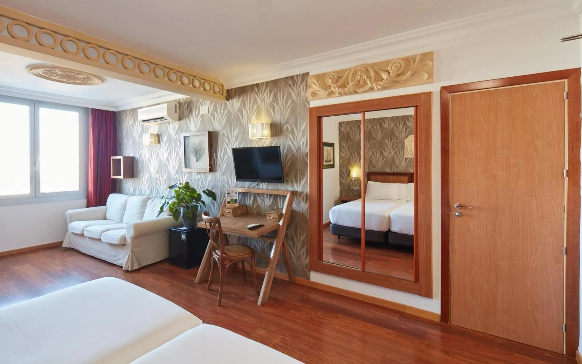 Photo of the whole room, Bed in Sercotel Hotel President