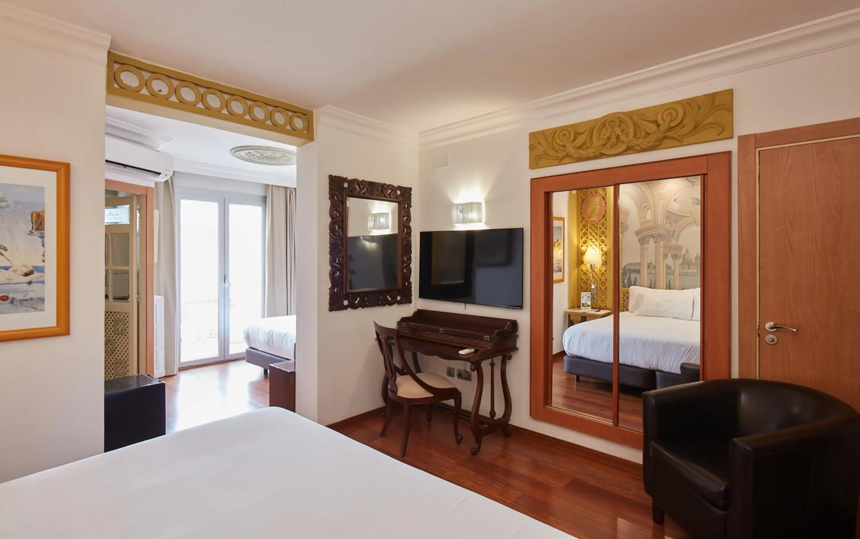 Photo of the whole room, Bed in Sercotel Hotel President