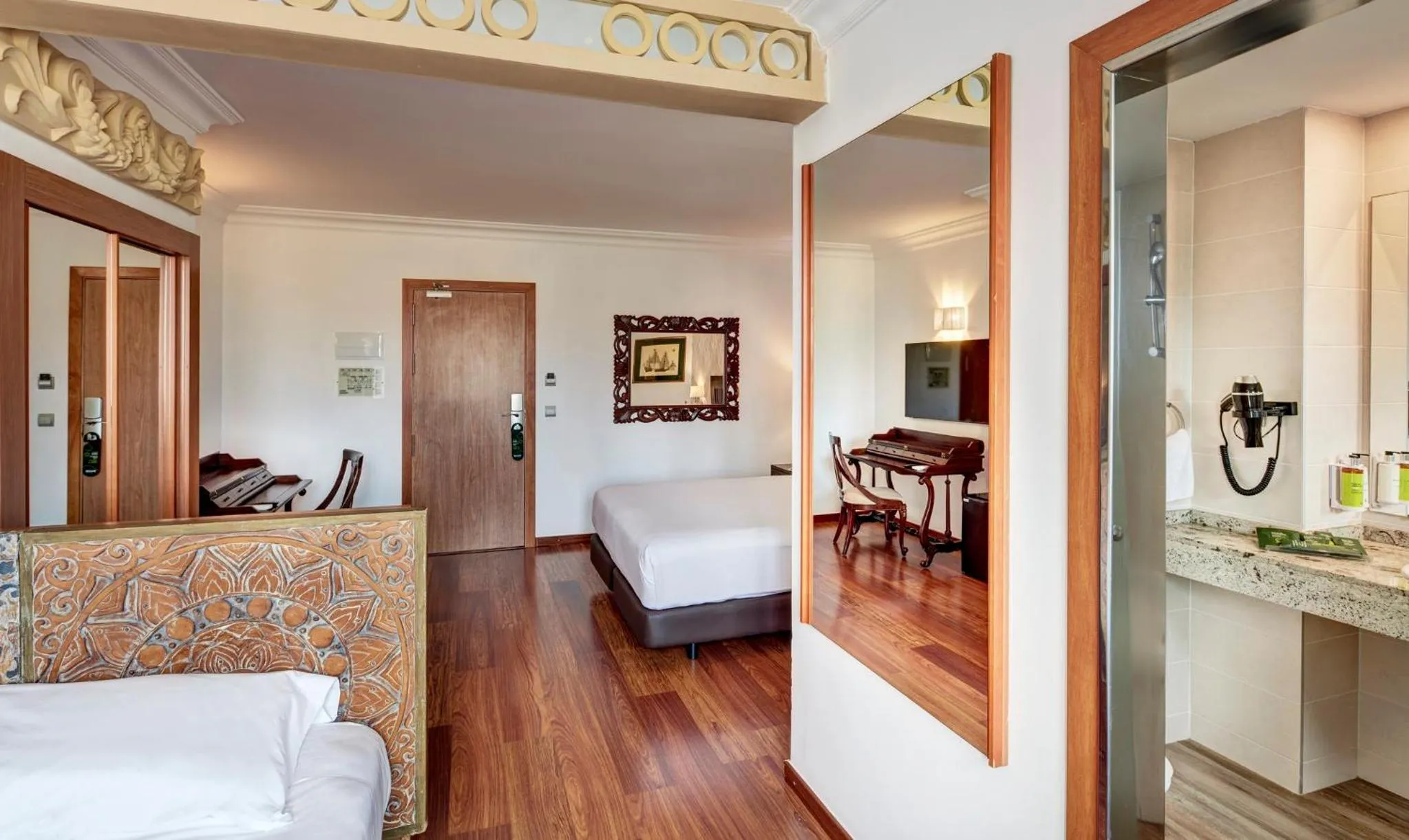 Photo of the whole room, Bed in Sercotel Hotel President