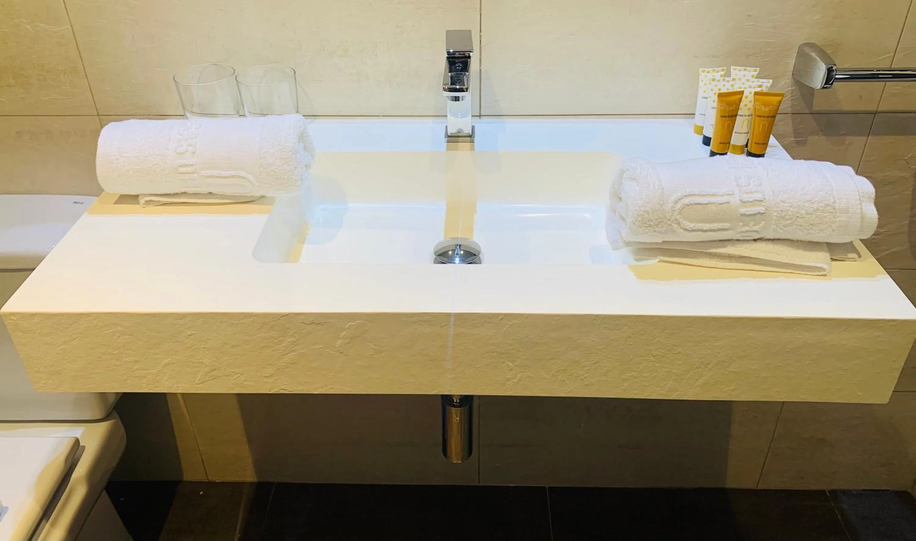 Bathroom, Bed in Alda Suite de los Reyes