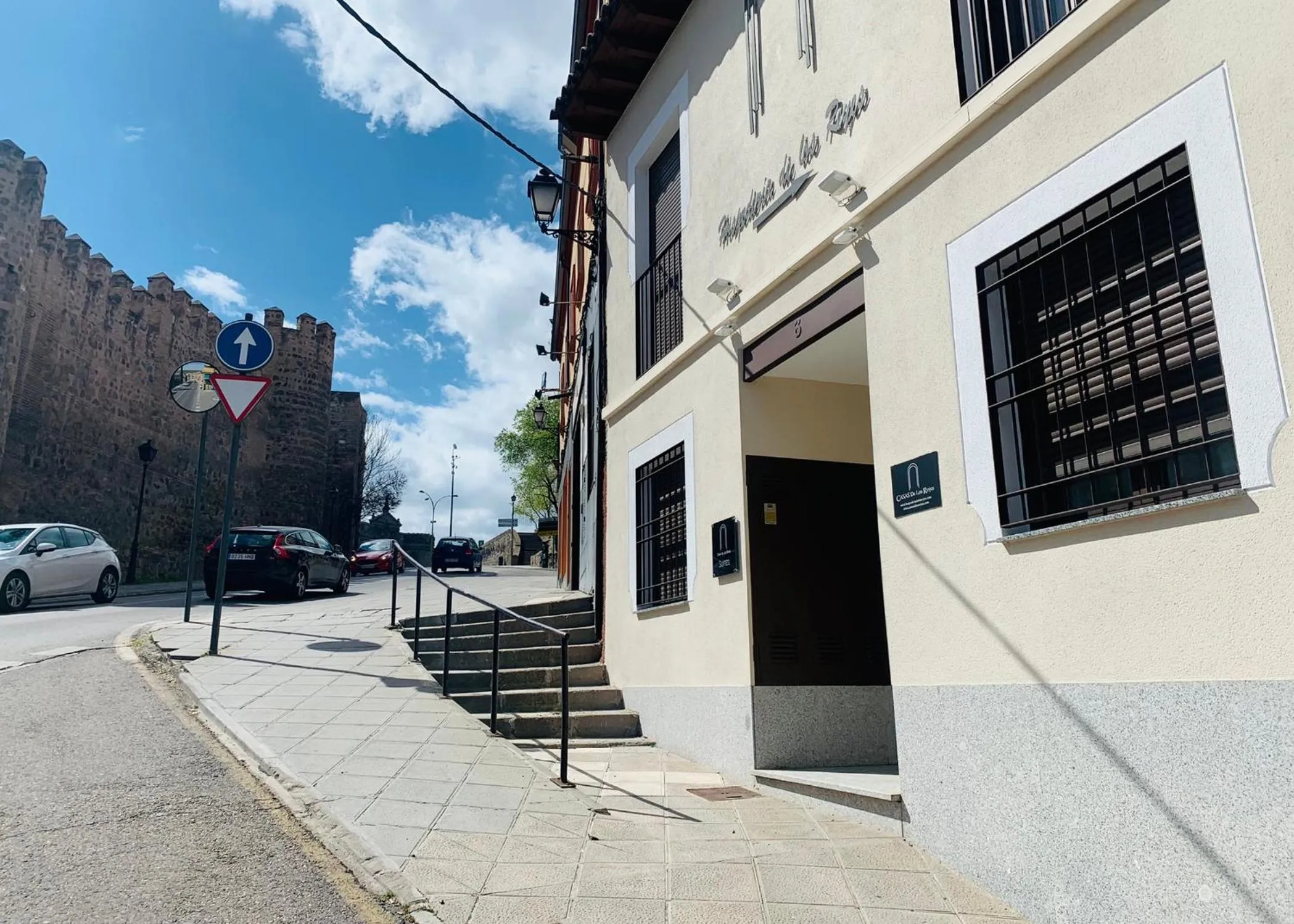 Facade/entrance in Alda Suite de los Reyes