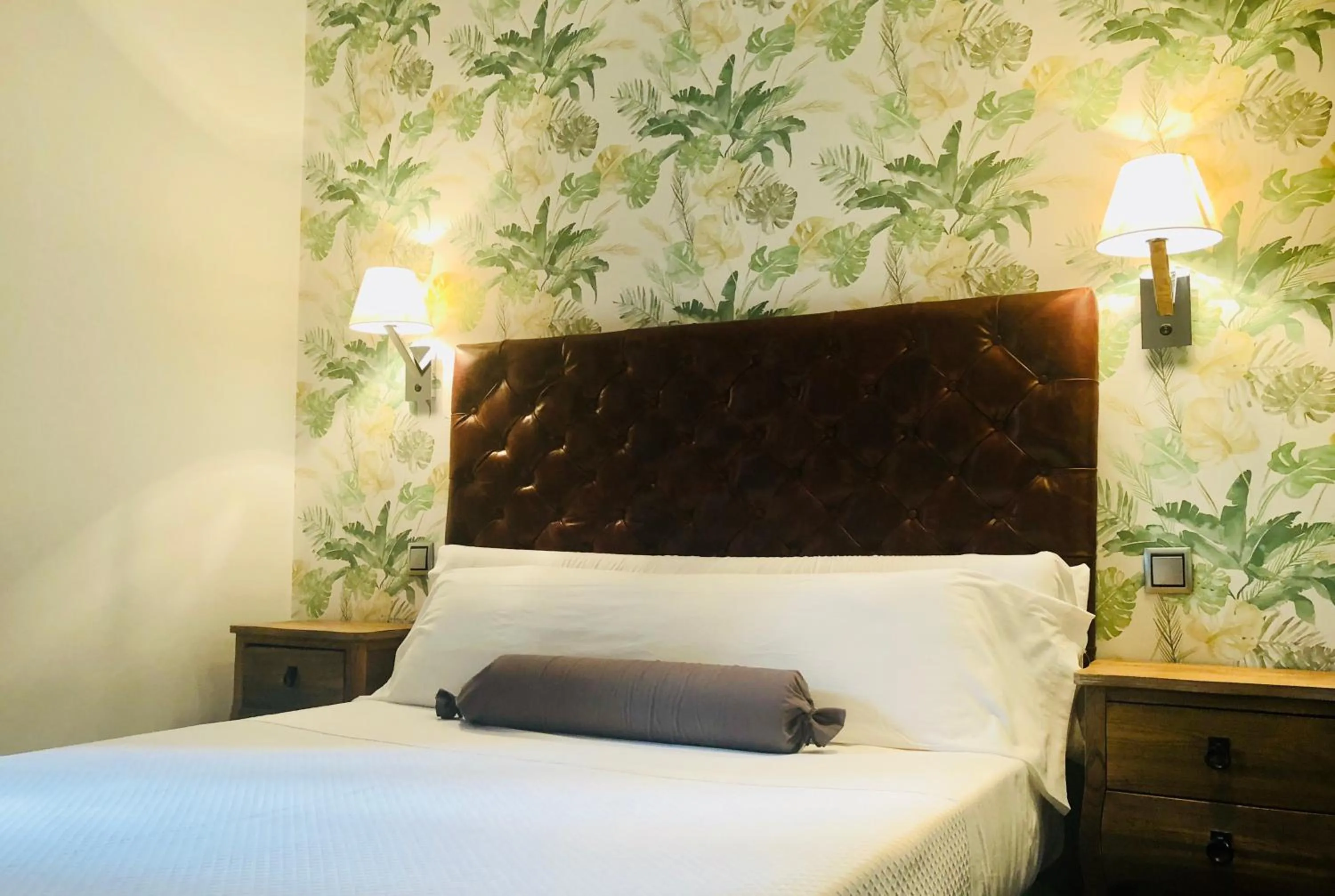 Photo of the whole room, Bed in Alda Suite de los Reyes