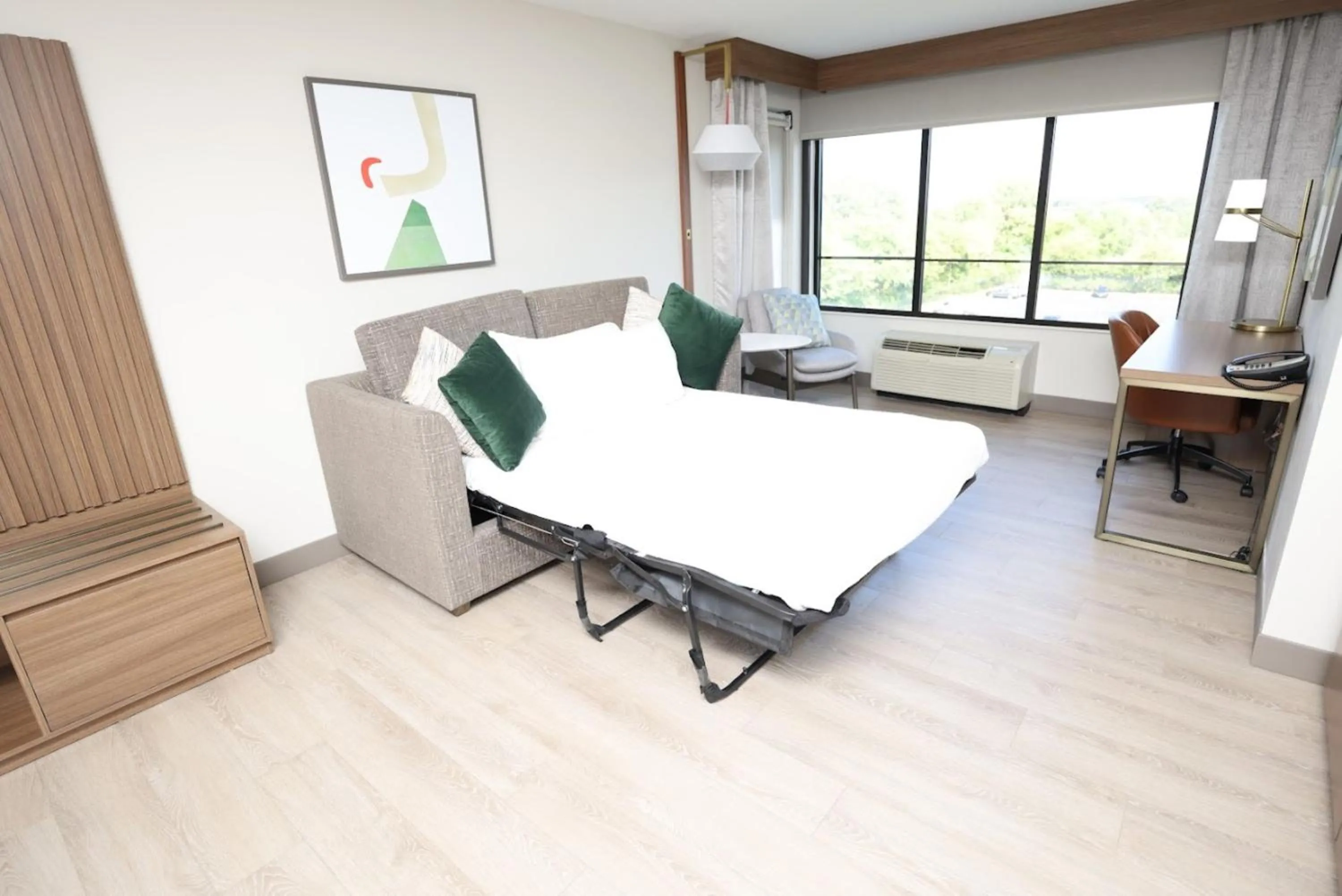 Photo of the whole room, Bed in Holiday Inn Saint Louis-Fairview Heights by IHG