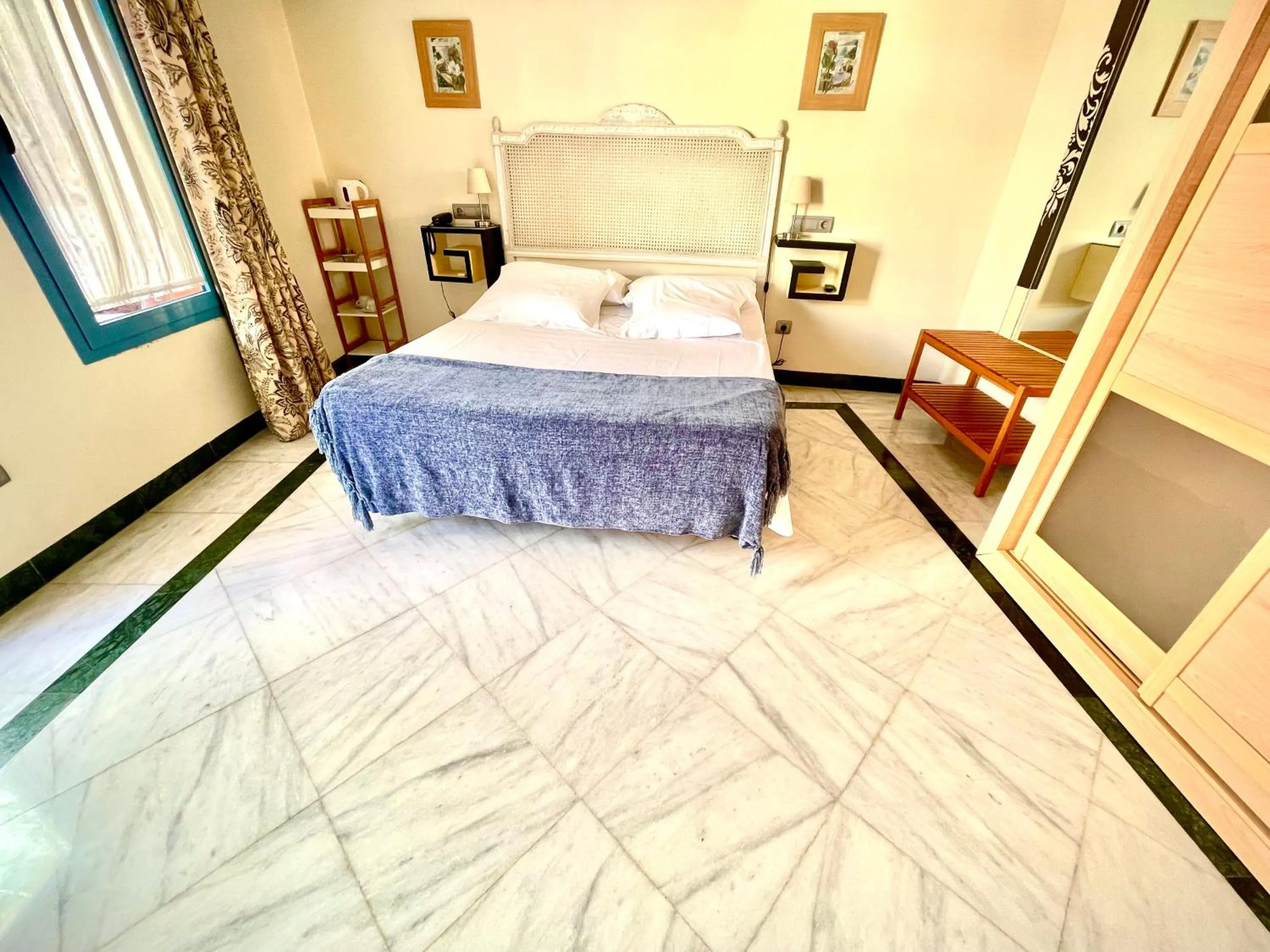 Bedroom, Bed in Hotel Conde de Cárdenas