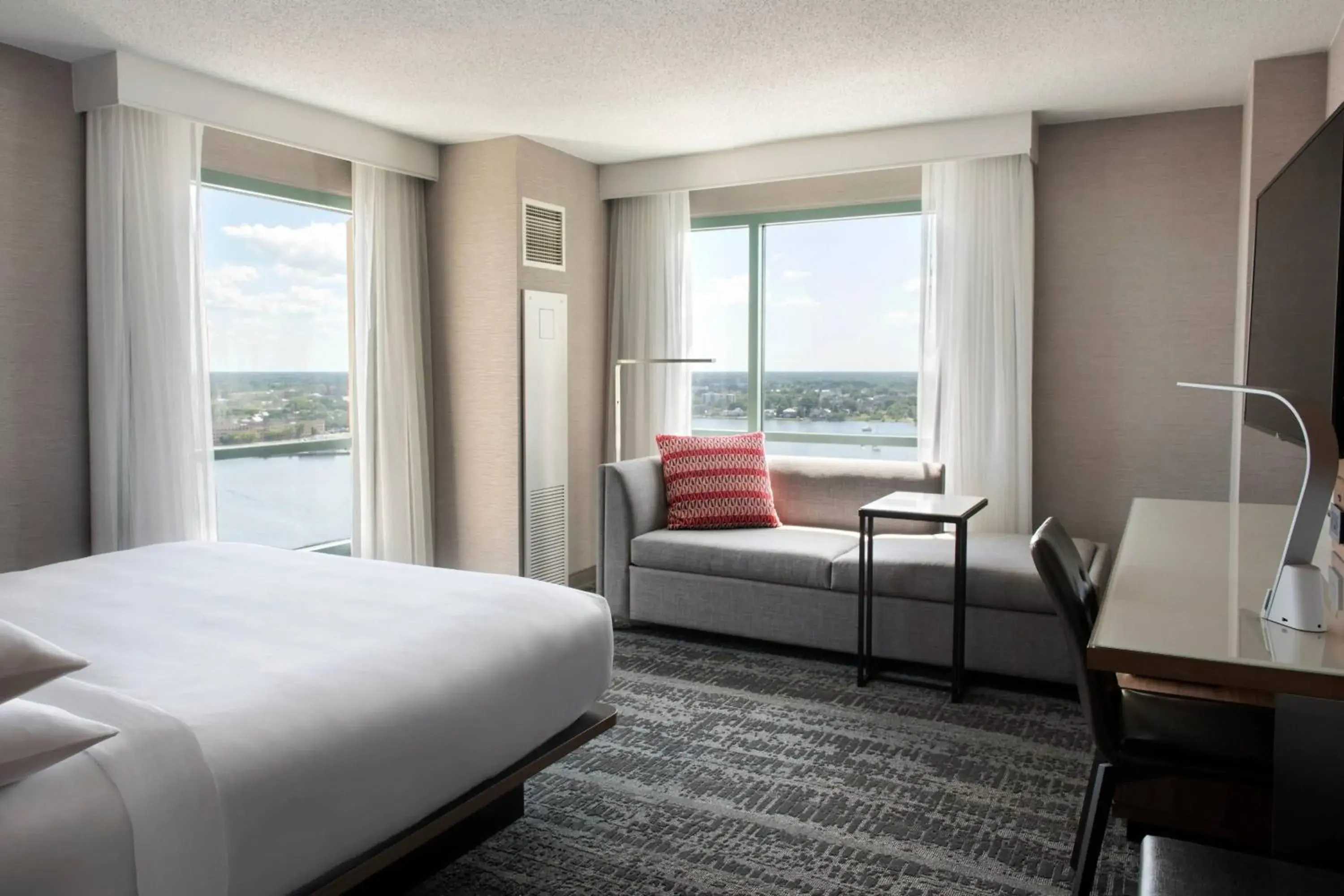 King Room with Elizabeth River View in Norfolk Waterside Marriott King Room with Elizabeth River View in Norfolk Waterside Marriott