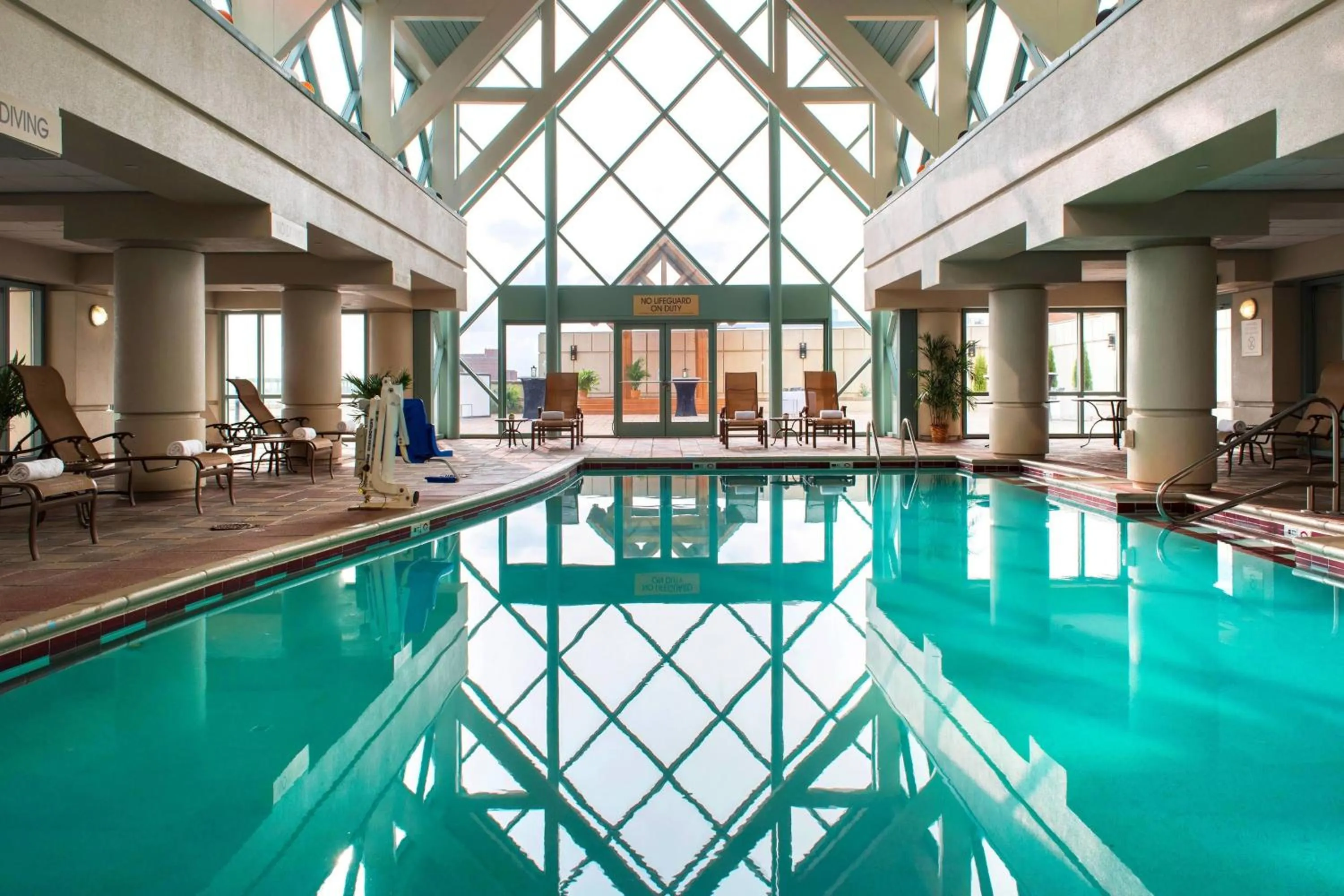 Swimming pool in Norfolk Waterside Marriott