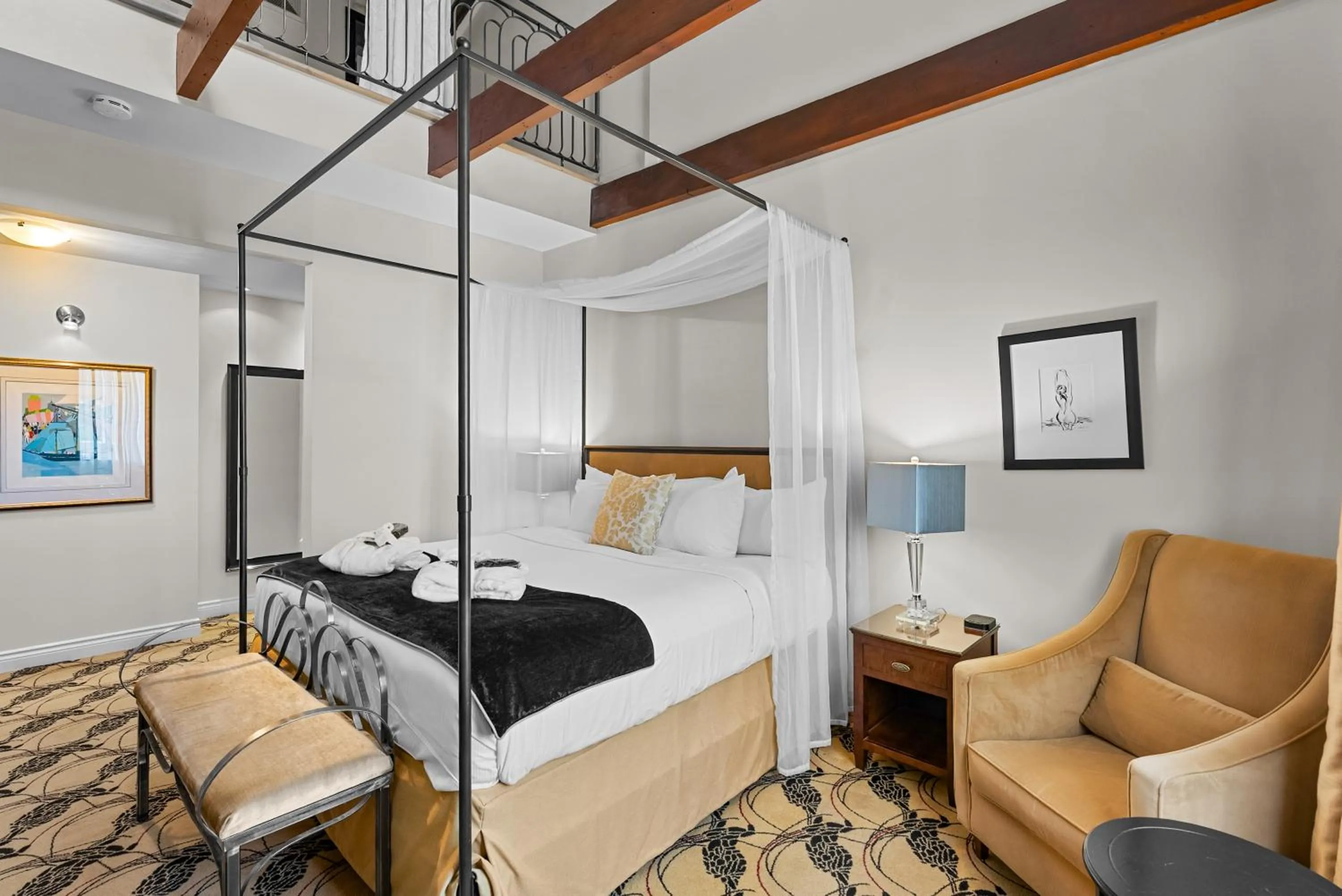 Contemporary Junior Suite in Hotel Manoir D'Auteuil - Par Aneyro