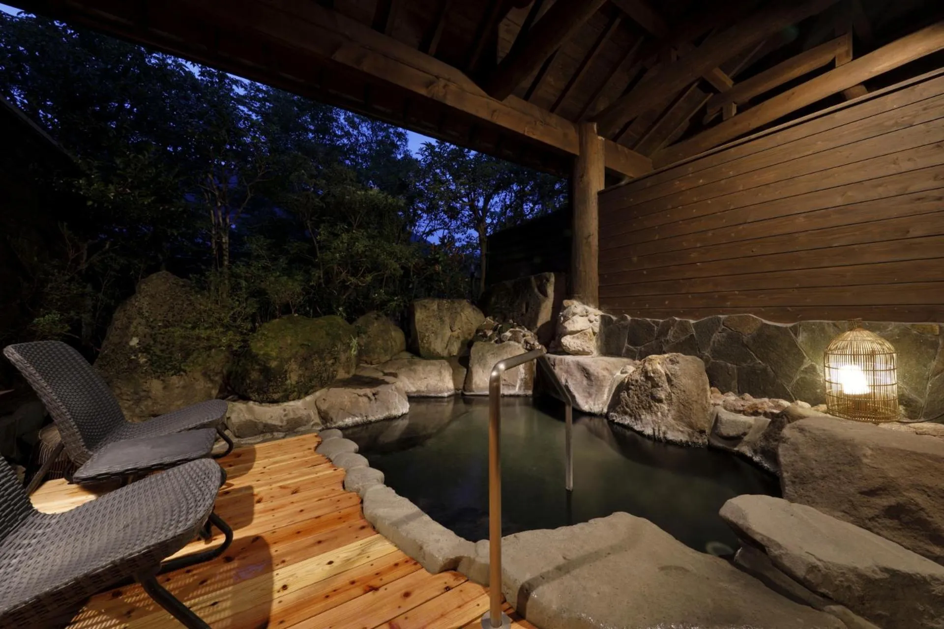 Hot Spring Bath in Yufuin Souan Kosumosu