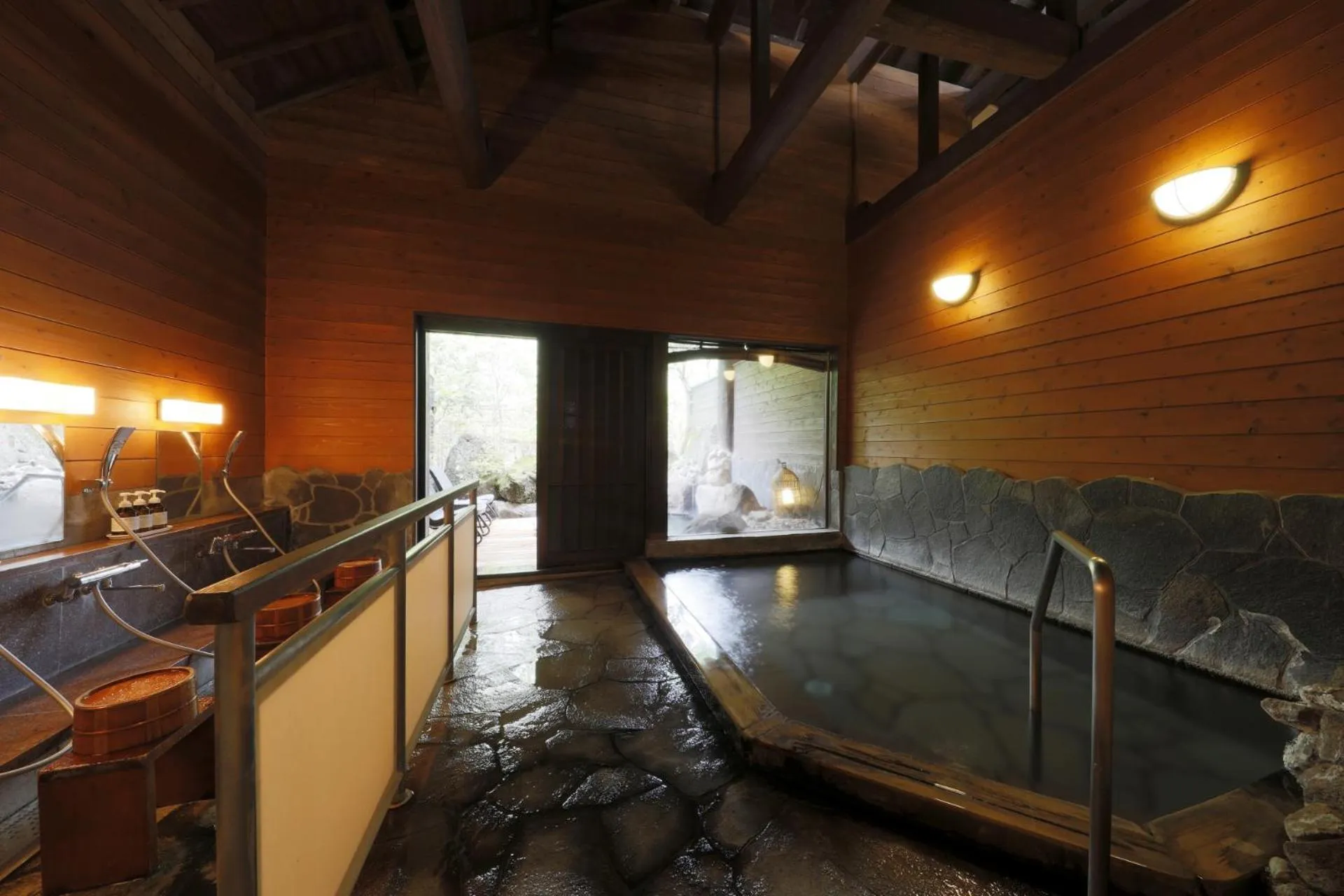 Hot Spring Bath in Yufuin Souan Kosumosu